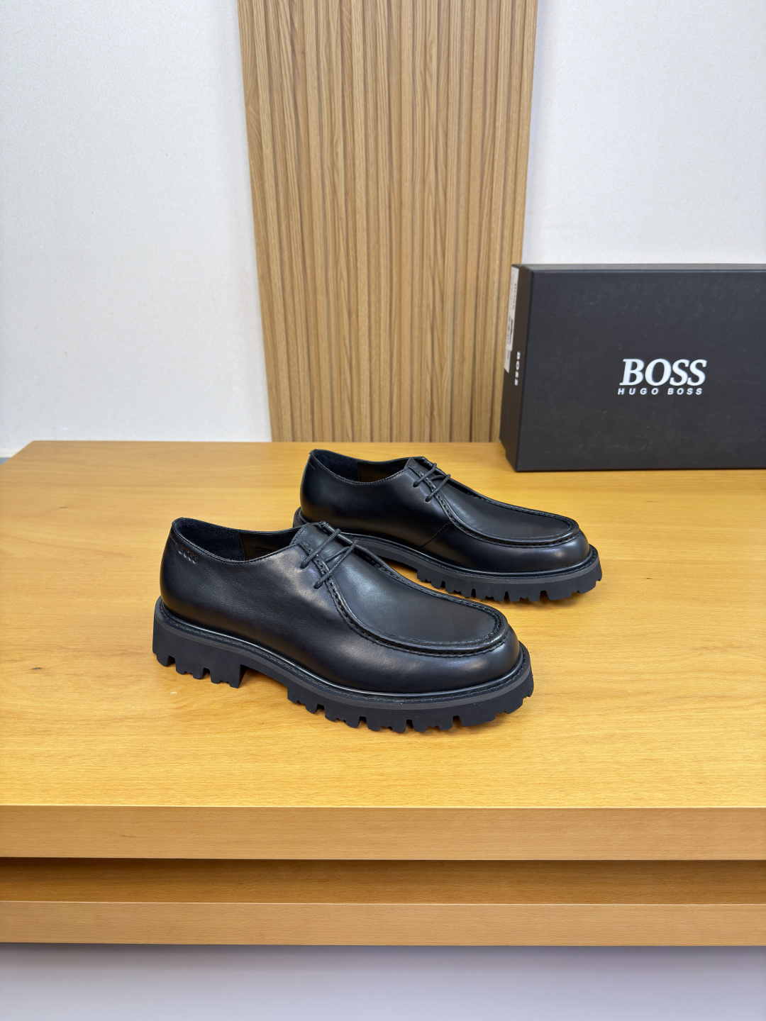 NO:704934,[BOSS] BOSS - High-end quality original order·Formal leather shoes -High mercerized suede calfskin on the upper, hand-stitched mark thread on the heel, air pressure brand logo on the heel -Water dyed cowhide on the inside -Ultra-light TPU foam rubber outsole; combined molded outsole -Ultra-high quality control, fine workmanship highlighted (high-end, luxury, grade) -Size  39-44 (38, 45, 46, can be customized)·9787,,cowhide19860909【BOSS】博思 -高端品质 原单·正装皮鞋 -鞋面高丝光反绒小牛皮、鞋丹手工串串缝马克线、后跟空压品牌logo -内里水染牛皮 -大底超轻TPU发泡·橡胶；组合成型大底 -超高品控·做工精细凸显(高端·贵气·档次) -Size 39-44（38,45,46,可订做)·9787,,cowhide,Men's shoes