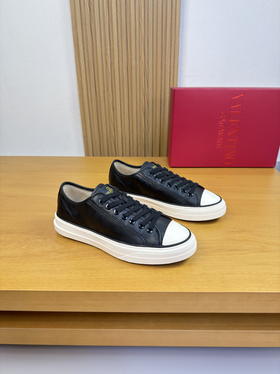 NO:704943,[VALENTION] Valentino - High-end quality original casual sports sneakers - Uppers - Nappa calfskin. Transfer-printed brand totem, tongue screen printing brand logo - High-tenacity canvas lining - Original outsole TPR. Rubber; two-color molded outsole - Ultra-high quality control, fine workmanship highlighted (high-end, luxury, grade)  -Size39-44 (38,45, can be customized)·3258,,valentino,valentino,cowhide19860909【VALENTION】华伦天奴 -高端品质 原单·休闲运动板鞋 -鞋面·纳帕小牛皮.转印品牌图腾、鞋舌丝印品牌logo -内里高韧性帆布 -大底原版 TPR.橡胶；双色成型大底 -超高品控·做工精细凸显(高端·贵气·档次) -Size39-44（38,45,可订做)·3258,,valentino,valentino,cowhide,Men's shoes