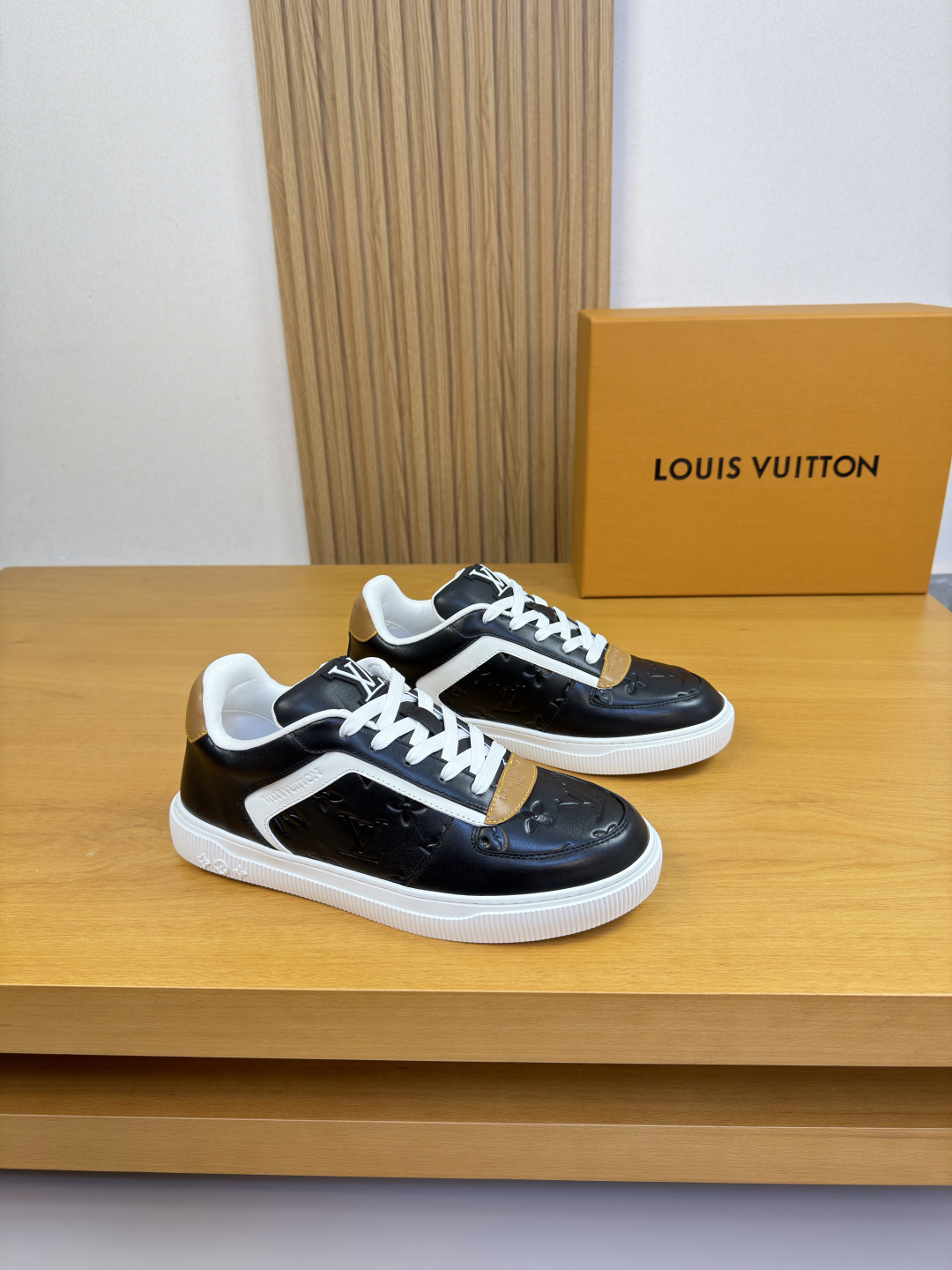 NO:704949,[Louis Vuitton] Louis Vuitton - High-end quality original single casual sports sneakers - Upper Nappa calfskin. Air-pressure brand totem, toe cap, heel. Air-pressure brand logo, tongue. Sewing brand plastic module - Brand canvas lining - Outsole ultra-light TPR rubber; molded outsole - Ultra-high quality control, fine workmanship highlighted (high-end, luxury, grade) -Size  39-44 (38,45, can be customized)·L3258,,louis vuitton,louis vuitton,cowhide19860909【Louis Vuitton】路易威登 -高端品质 原单·休闲运动板鞋 -鞋面纳帕小牛皮.空压品牌图腾、鞋头.后跟.空压品牌Logo、鞋舌.车缝品牌塑胶模块 -内里品牌帆布 -大底超轻TPR橡胶；成型大底 -超高品控·做工精细凸显(高端·贵气·档次) -Size 39-44（38,45,可订做)·L3258,,louis vuitton,louis vuitton,cowhide,Men's shoes