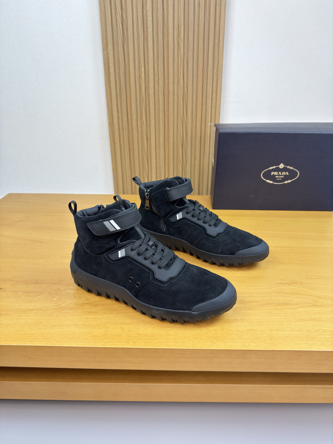 NO:711609,[PRADA] Prada - high-end quality original high-top casual sports shoes - high mercerized suede calfskin upper, brand logo plastic module sewn on shoe ears, tongue, heel, brand webbing - water-dyed cowhide inside = fur lining (2 types of lining optional) - outsole ultra-light TPR rubber; molded outsole - ultra-high quality control, fine workmanship, highlighting (high-end, luxury, grade) -Size  39-44 (38,45, can be customized)·H0039,,prada,prada,sneakers,cowhide19860909【PRADA】普拉达 -高端品质 原单·高帮休闲运动鞋 -鞋面高丝光反绒小牛皮、鞋耳车缝品牌logo塑胶模块、鞋舌.后跟.品牌织带 -内里有水染牛皮=有毛里（2种内里可选） -大底超轻TPR·橡胶；成型大底 -超高品控·做工精细,凸显(高端·贵气·档次) -Size 39-44（38,45,可订做)·H0039,,prada,prada,sneakers,cowhide,Men's shoes