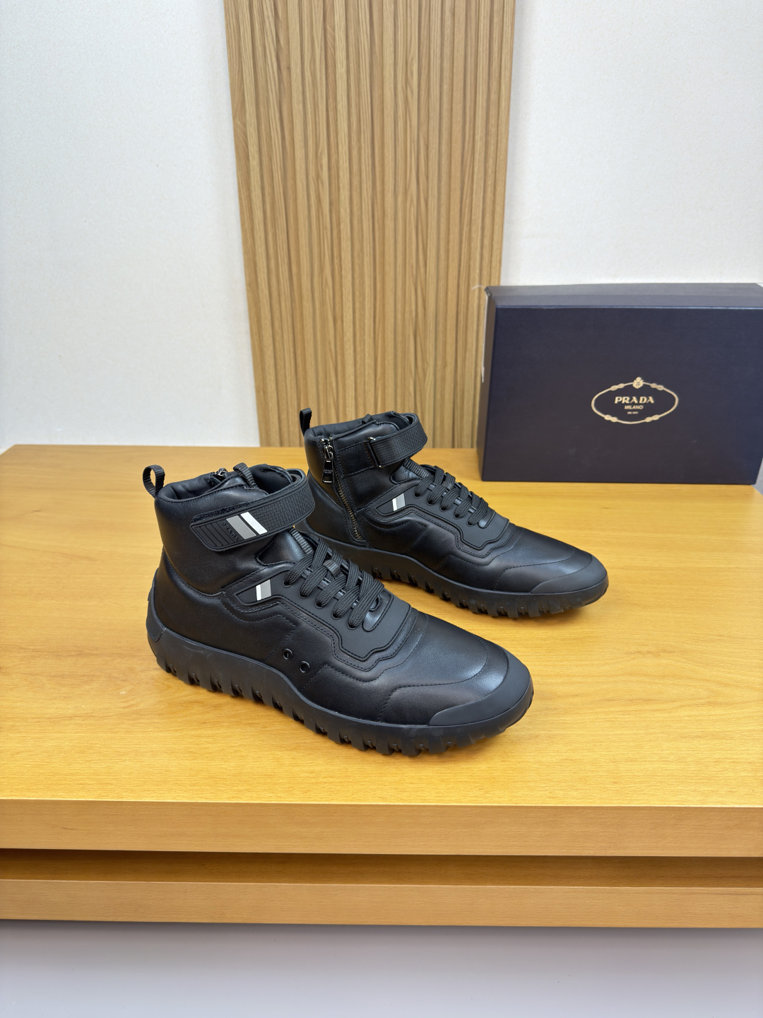 NO:711612,[PRADA] Prada - High-end quality original high-top casual sports shoes - Nappa calfskin upper, brand logo plastic module sewn on shoe ears, tongue, heel, brand webbing - Water-dyed cowhide inside = fur lining (2 types of lining optional) - Outsole ultra-light TPR rubber; molded outsole - Ultra-high quality control, fine workmanship, highlighting (high-end, luxury, grade) -Size  39-44 (38,45, can be customized)·H0039,,prada,prada,sneakers,cowhide19860909【PRADA】普拉达 -高端品质 原单·高帮休闲运动鞋 -鞋面纳帕小牛皮、鞋耳车缝品牌logo塑胶模块、鞋舌.后跟.品牌织带 -内里有水染牛皮=有毛里（2种内里可选） -大底超轻TPR·橡胶；成型大底 -超高品控·做工精细,凸显(高端·贵气·档次) -Size 39-44（38,45,可订做)·H0039,,prada,prada,sneakers,cowhide,Men's shoes