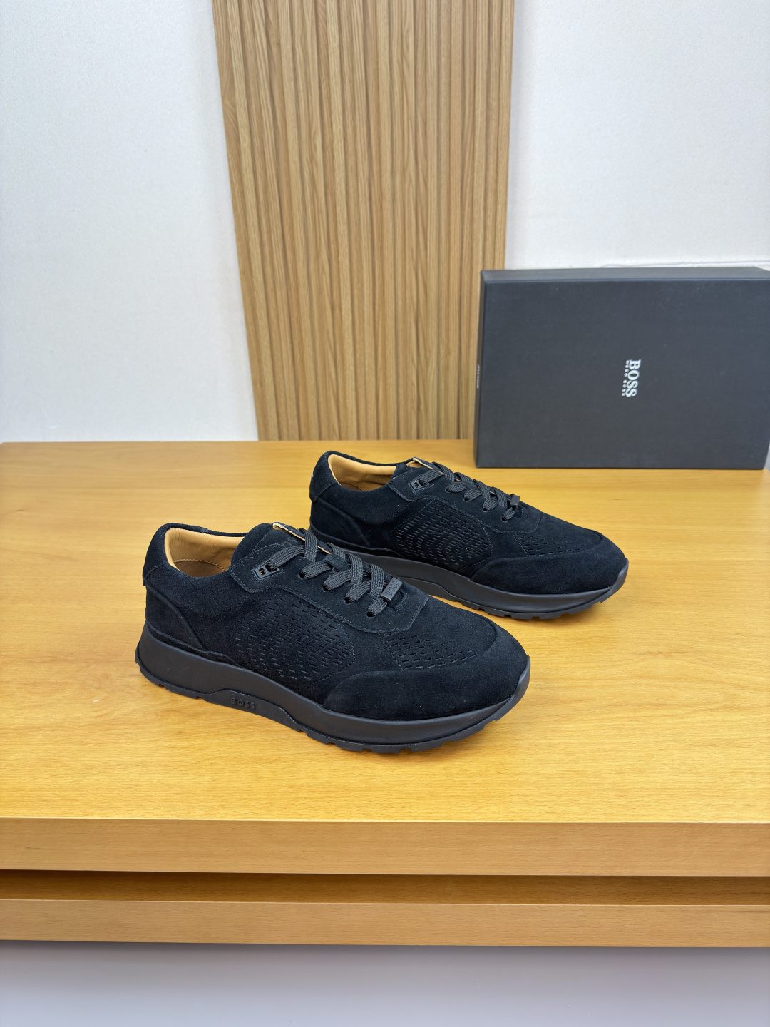 NO:711615,[Boss] Boss - high-end quality original order casual sports shoes - upper imported high mercerized suede calfskin, shoe body, punching process, tongue, air pressure brand logo - water-dyed cowhide inside - outsole ultra-light TPU foam rubber; combined molded outsole - ultra-high quality control, fine workmanship highlighted (high-end, luxury, grade) -Size  39-44 (38, 45, 46, can be customized)·BS0039,,sneakers,cowhide19860909【 Boss】博思 -高端品质 原单·休闲运动鞋 -鞋面进口高丝光反绒小牛皮、鞋身.打孔工艺、鞋舌.空压品牌Logo -内里水染牛皮 -大底超轻TPU发泡·橡胶；组合成型大底 -超高品控·做工精细凸显(高端·贵气·档次) -Size 39-44（38,45,46,可订做)·BS0039,,sneakers,cowhide,Men's shoes