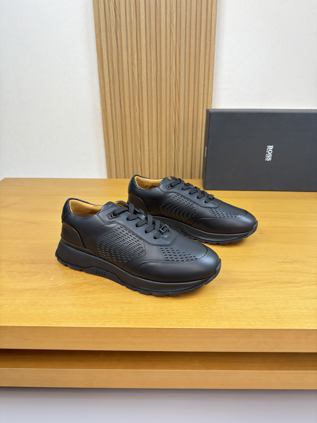 NO:711618,[Boss] Boss - high-end quality original order casual sports shoes - imported nappa calfskin upper, shoe body, punching process, tongue, air pressure brand logo - water-dyed cowhide inside - outsole ultra-light TPU foam rubber; combined molded outsole - ultra-high quality control, fine workmanship highlighted (high-end, luxury, grade) -Size  39-44 (38, 45, 46, can be customized)·BS0039,,sneakers,cowhide19860909【 Boss】博思 -高端品质 原单·休闲运动鞋 -鞋面进口纳帕小牛皮、鞋身.打孔工艺、鞋舌.空压品牌Logo -内里水染牛皮 -大底超轻TPU发泡·橡胶；组合成型大底 -超高品控·做工精细凸显(高端·贵气·档次) -Size 39-44（38,45,46,可订做)·BS0039,,sneakers,cowhide,Men's shoes