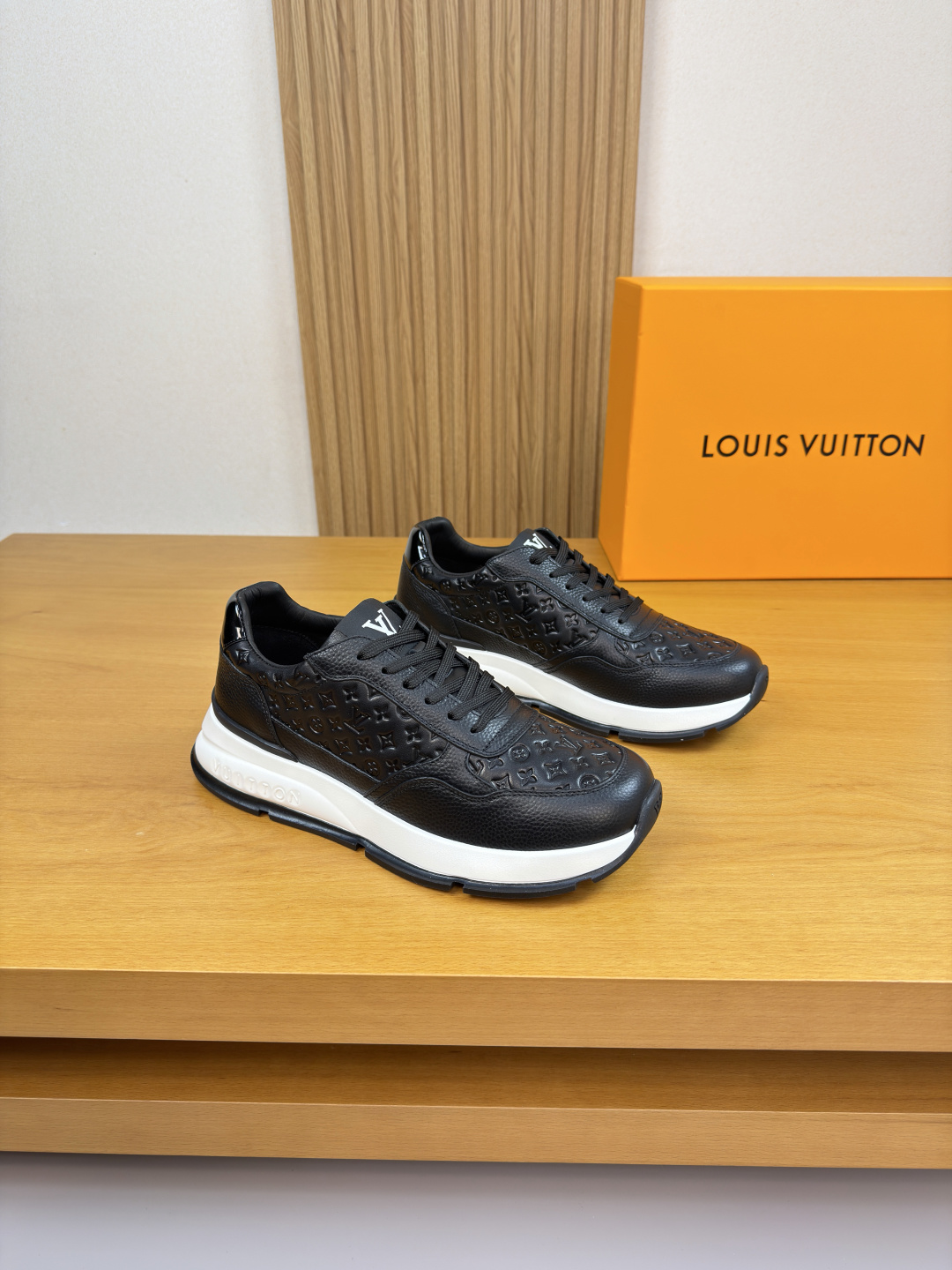 NO:711621,[Louis Vuitton] Louis Vuitton - high-end quality original order casual sports shoes - upper pebbled calfskin, Nappa calfskin. Air-pressure brand totem, tongue. Sewn brand logo cloth label - Lining water-dyed cowhide - Outsole ultra-light TPU foam. Rubber; two-color molded outsole - Ultra-high quality control, fine workmanship highlighted (high-end, luxury, grade) -Size  39-44 (38,45, can be customized)·L0118,,louis vuitton,louis vuitton,sneakers,cowhide19860909【Louis Vuitton】路易威登 -高端品质 原单·休闲运动鞋 -鞋面荔纹小牛皮、纳帕小牛皮.空压品牌图腾、鞋舌.车缝品牌logo布标 -内里水染牛皮 -大底超轻TPU发泡.橡胶; 双色成型大底 -超高品控·做工精细凸显(高端·贵气·档次) -Size 39-44（38,45,可订做)·L0118,,louis vuitton,louis vuitton,sneakers,cowhide,Men's shoes