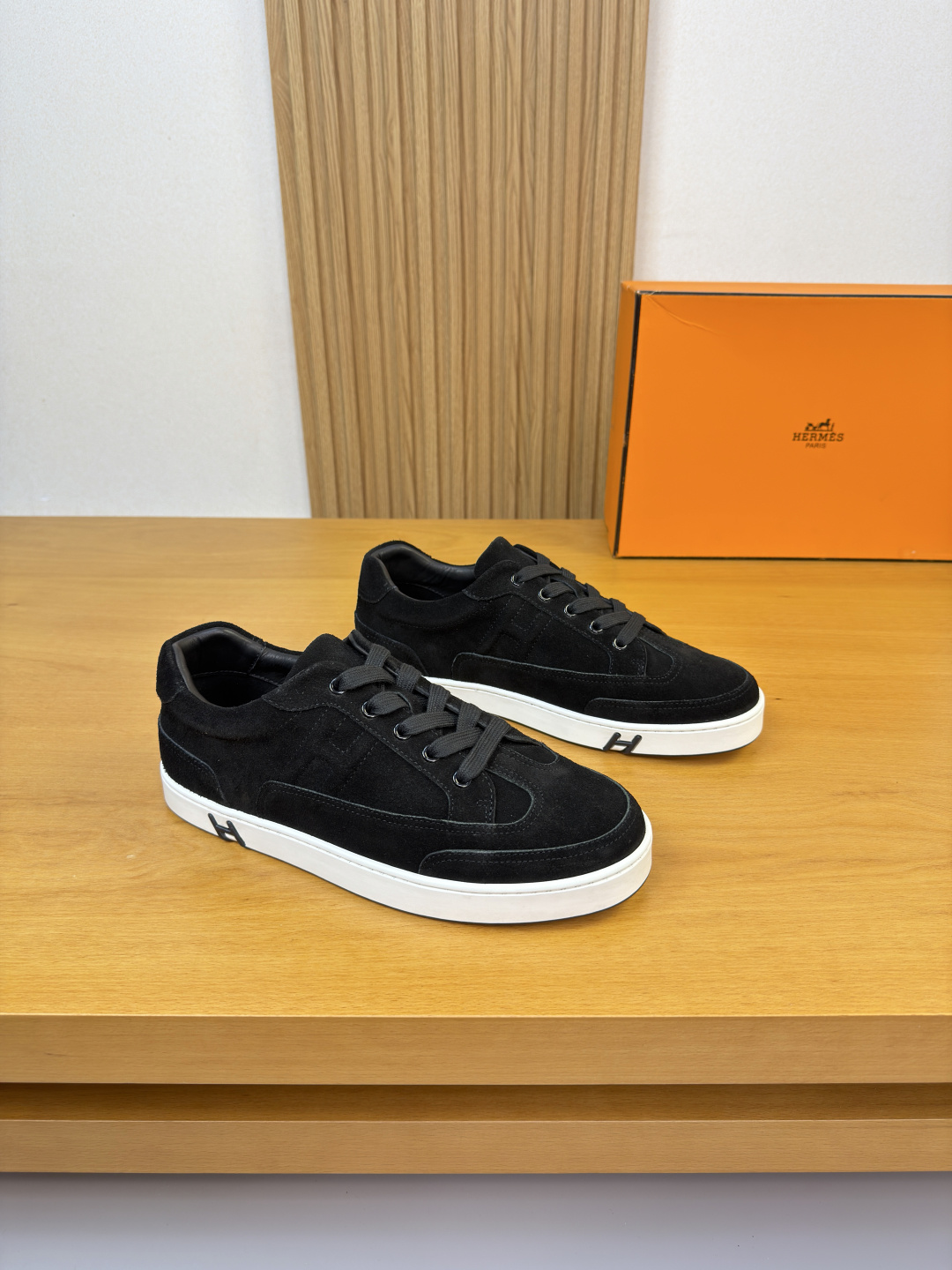 NO:711624,[HERMES] Hermès - high-end quality original casual sports sneakers - upper with high mercerized suede calfskin, shoe body. Sewing brand 'H' totem - lining water-dyed cowhide - outsole ultra-light original TPR.  38-44 (45, can be customized)·H0116,,hermes,hermes,cowhide19860909【 HERMES】爱马仕 -高端品质 原单·休闲运动板鞋 -鞋面高丝光反绒小牛皮、鞋身.车缝品牌'H'图腾 -内里水染牛皮 -大底超轻原版TPR.橡胶·双色成型大底 -超高品控·做工精细凸显(高端·贵气·档次) -Size 38-44（45,可订做)·H0116,,hermes,hermes,cowhide,Men's shoes