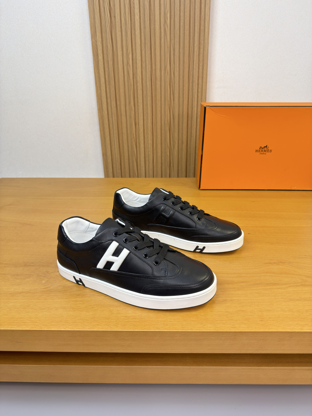 NO:711630,[HERMES] Hermès - high-end quality original casual sports sneakers - upper Napa calfskin, shoe body. Sewn brand 'H' totem - lining water-dyed cowhide - outsole ultra-light original TPR. Rubber · two-color molded outsole - ultra-high quality control · fine workmanship highlighted (high-end · luxury · grade) -Size 38-44 (45, can be customized)·H0116,,hermes,hermes,cowhide19860909【 HERMES】爱马仕 -高端品质 原单·休闲运动板鞋 -鞋面纳帕小牛皮、鞋身.车缝品牌'H'图腾 -内里水染牛皮 -大底超轻原版TPR.橡胶·双色成型大底 -超高品控·做工精细凸显(高端·贵气·档次) -Size 38-44（45,可订做)·H0116,,hermes,hermes,cowhide,Men's shoes