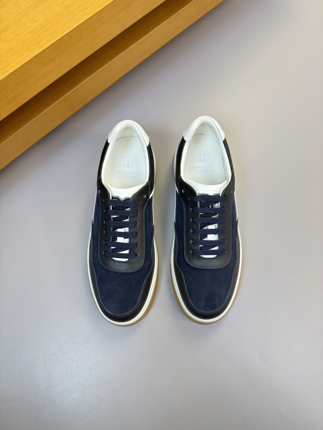 Brunello Cucinelli 春夏新款拼色运动板男鞋 此款平底运动鞋面料采用意大利进口高丝光水洗翻毛皮和意大利进口压摔牛皮 2