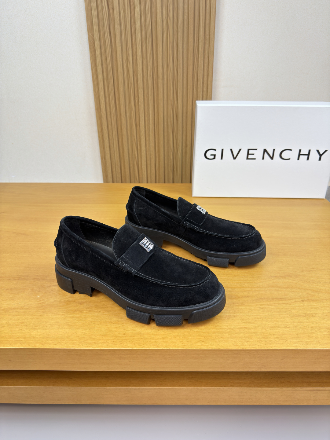 NO:711718,【GIVENCHY】Givenchy - High-end quality original order·Formal leather shoes -Upper; high mercerized suede calfskin, hand-stitched mark thread on the sole, brand metal fastener cross-arm decoration -Water-dyed cowhide inside -Outsole ultra-light TPR·rubber; molded outsole -Super high quality control·Fine workmanship highlighted (high-end·luxury·grade) -Size  39-44 (38,45, can be customized)·G0186,,givenchy,givenchy,cowhide19860909【GIVENCHY】纪梵希 -高端品质 原单·正装皮鞋 -鞋面；高丝光反绒小牛皮、鞋丹手工串缝马克线、品牌金属扣件横担装饰 -内里水染牛皮 -大底超轻TPR·橡胶; 成型大底 -超高品控·做工精细凸显(高端·贵气·档次) -Size 39-44（38,45,可订做)·G0186,,givenchy,givenchy,cowhide,Men's shoes