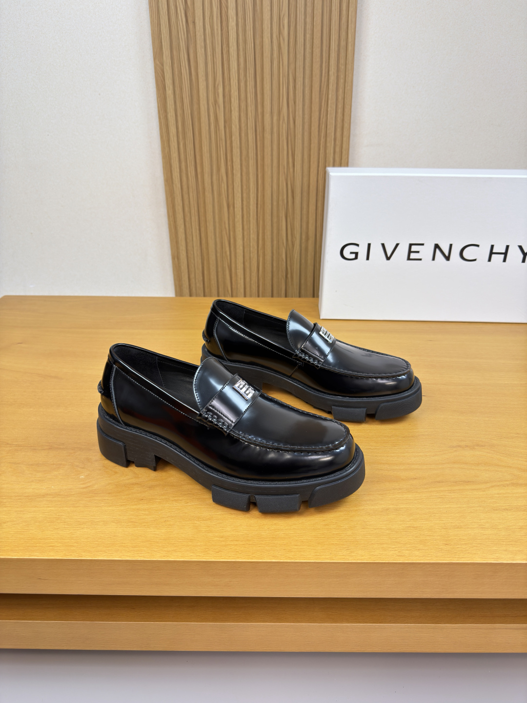 NO:711721,[GIVENCHY] Givenchy - High-end quality original order·Formal leather shoes -Upper; open edge beaded calfskin, hand-stitched mark thread on the sole, brand metal fastener cross-arm decoration -Water-dyed cowhide inside -Outsole ultra-light TPR·rubber; Molded outsole -Ultra-high quality control·Fine workmanship highlights (high-end·luxury·grade) -Size  39-44 (38,45, can be customized)·G0186,,givenchy,givenchy,cowhide19860909【GIVENCHY】纪梵希 -高端品质 原单·正装皮鞋 -鞋面；开边珠小牛皮、鞋丹手工串缝马克线、品牌金属扣件横担装饰 -内里水染牛皮 -大底超轻TPR·橡胶; 成型大底 -超高品控·做工精细凸显(高端·贵气·档次) -Size 39-44（38,45,可订做)·G0186,,givenchy,givenchy,cowhide,Men's shoes