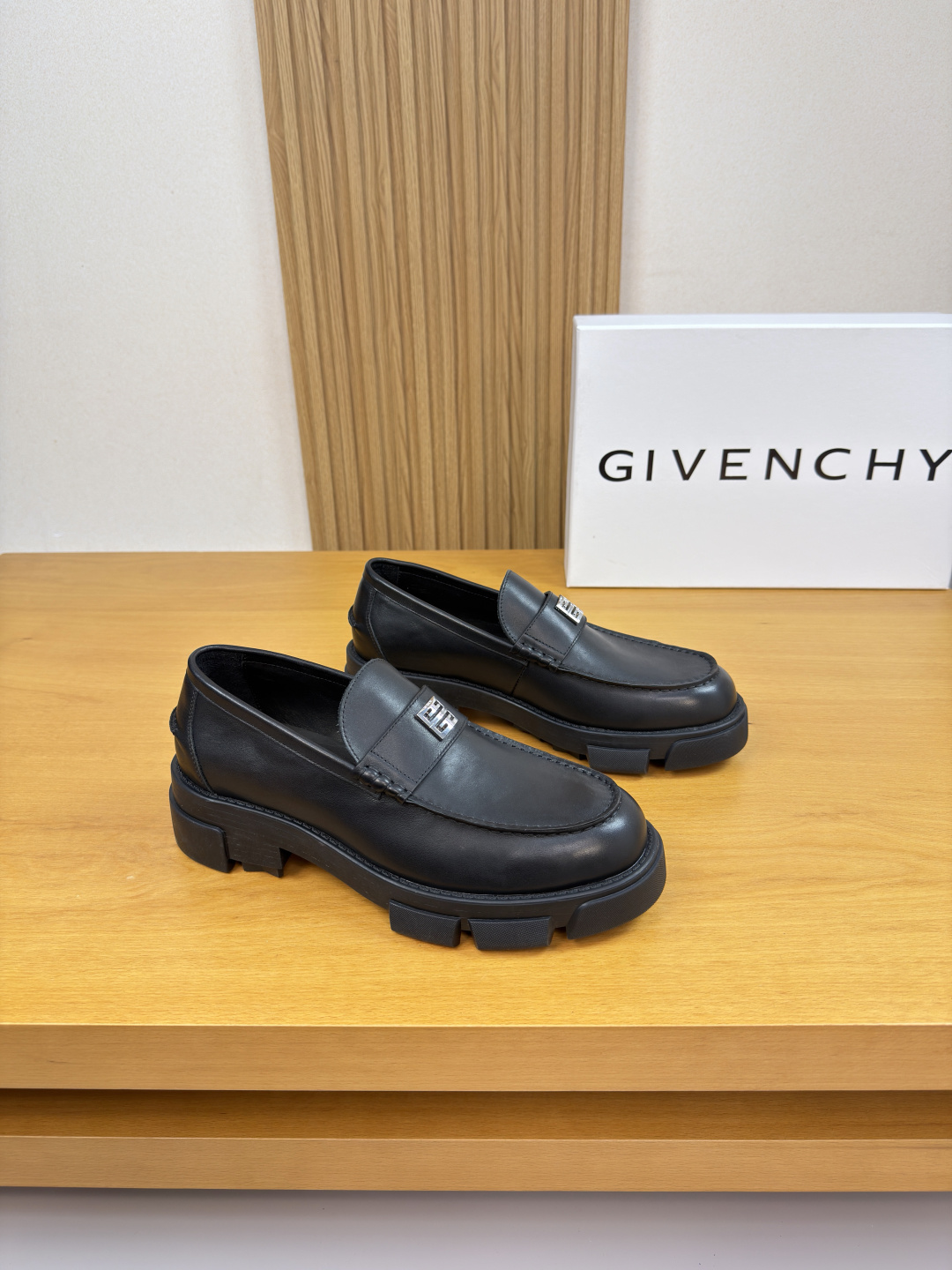 NO:711724,[GIVENCHY] Givenchy - High-end quality original order·Formal leather shoes - Upper; Nappa calfskin, hand-stitched mark thread on shoe leather, brand metal fastener cross-arm decoration - Water-dyed cowhide lining - Ultra-light TPR rubber outsole; Molded outsole - Ultra-high quality control, fine workmanship highlighted (high-end, luxury, grade) -Size  39-44 (38,45, can be customized)·G0186,,givenchy,givenchy,cowhide19860909【GIVENCHY】纪梵希 -高端品质 原单·正装皮鞋 -鞋面；纳帕小牛皮、鞋丹手工串缝马克线、品牌金属扣件横担装饰 -内里水染牛皮 -大底超轻TPR·橡胶; 成型大底 -超高品控·做工精细凸显(高端·贵气·档次) -Size 39-44（38,45,可订做)·G0186,,givenchy,givenchy,cowhide,Men's shoes