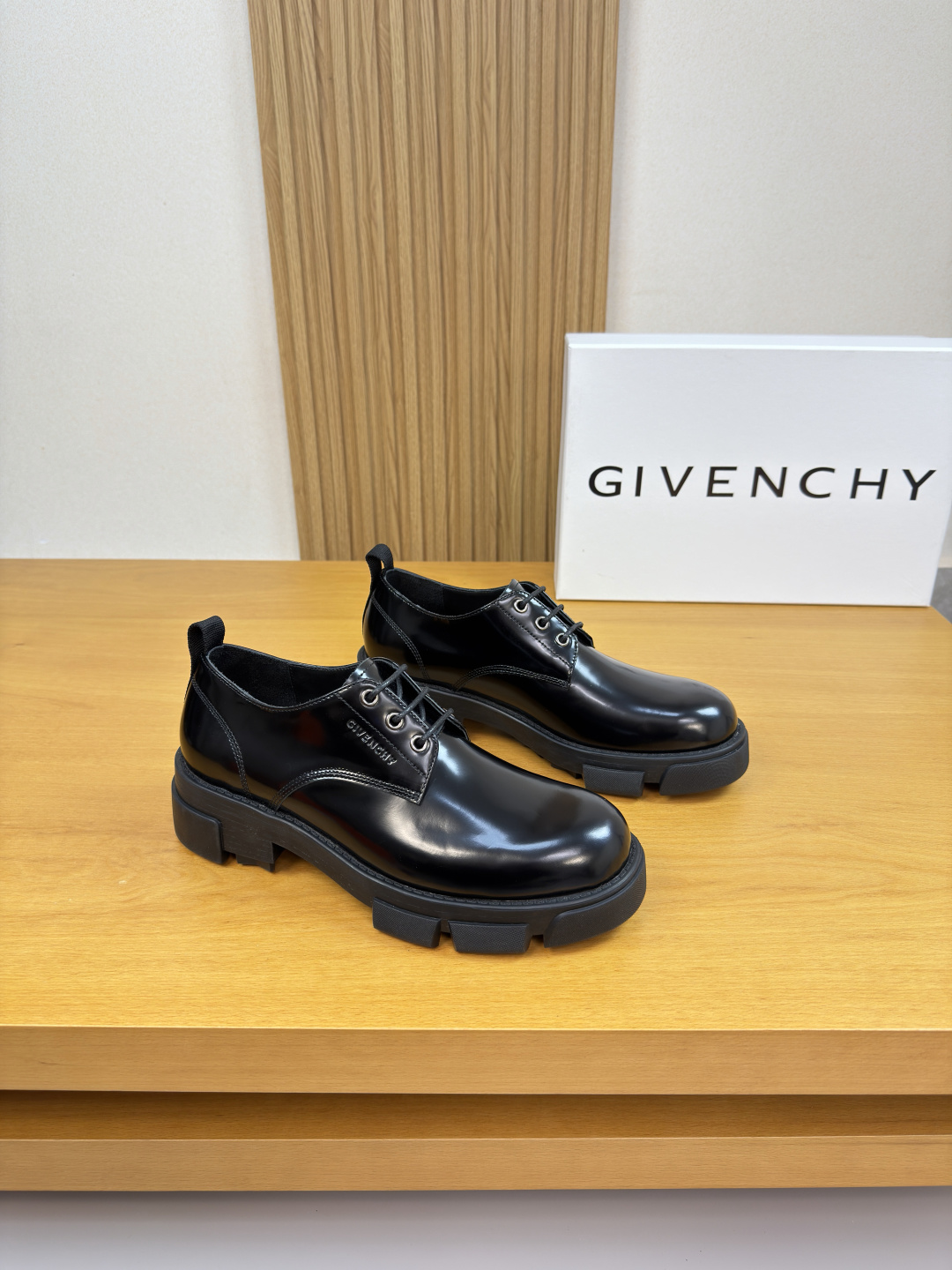 NO:711729,[GIVENCHY] Givenchy - High-end quality original order·Formal leather shoes -Upper; open edge beaded calfskin, shoe body air pressure brand logo, heel brand webbing -Water-dyed cowhide lining -Outsole ultra-light TPR·rubber; Molded outsole -Ultra-high quality control·Fine workmanship highlighted (high-end·luxury·grade) -Size  39-44 (38,45, can be customized)·G0186,,givenchy,givenchy,cowhide19860909【GIVENCHY】纪梵希 -高端品质 原单·正装皮鞋 -鞋面；开边珠小牛皮、鞋身空压品牌logo、后跟品牌织带 -内里水染牛皮 -大底超轻TPR·橡胶; 成型大底 -超高品控·做工精细凸显(高端·贵气·档次) -Size 39-44（38,45,可订做)·G0186,,givenchy,givenchy,cowhide,Men's shoes