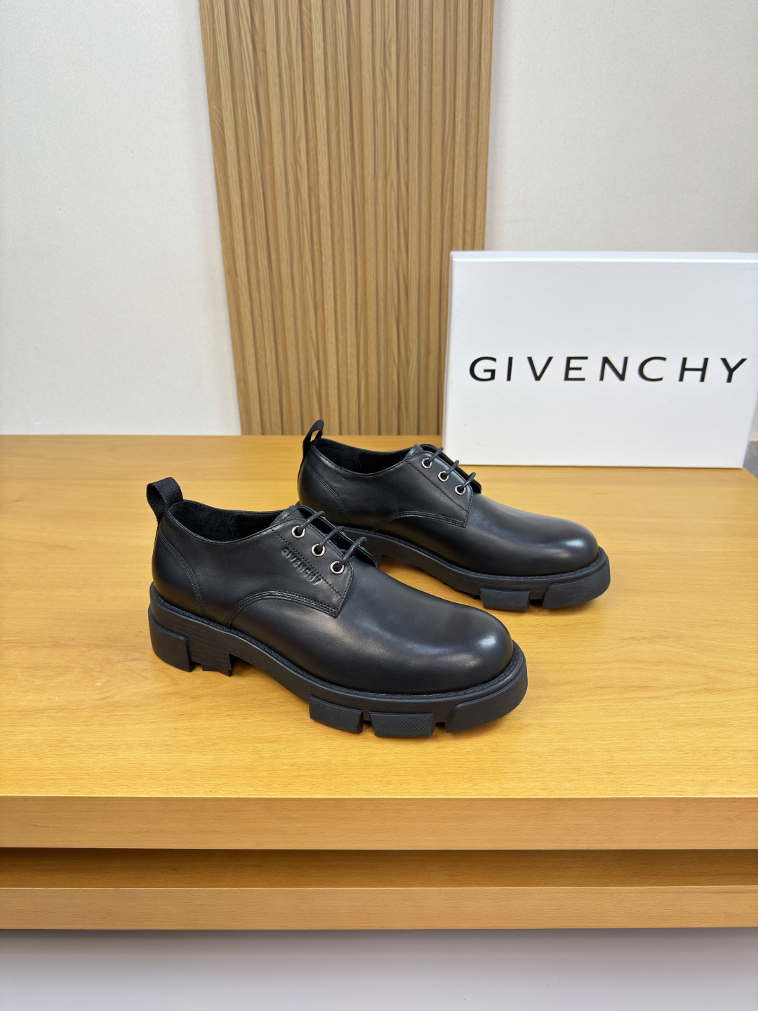 NO:711730,[GIVENCHY] Givenchy - High-end quality original order·Formal leather shoes -Upper; Nappa calfskin, air-pressure brand logo on shoe body, heel brand webbing -Water-dyed cowhide inside -Outsole ultra-light TPR·Rubber; Molded outsole -Super high quality control·Fine workmanship highlighted (high-end·luxury·grade) -Size  39-44 (38,45, can be customized)·G0186,,givenchy,givenchy,cowhide19860909【GIVENCHY】纪梵希 -高端品质 原单·正装皮鞋 -鞋面；纳帕小牛皮、鞋身空压品牌logo、后跟品牌织带 -内里水染牛皮 -大底超轻TPR·橡胶; 成型大底 -超高品控·做工精细凸显(高端·贵气·档次) -Size 39-44（38,45,可订做)·G0186,,givenchy,givenchy,cowhide,Men's shoes