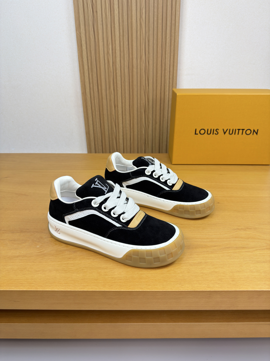 NO:711732,[Louis Vuitton] Louis Vuitton - high-end quality original casual sports shoes - upper Nappa calfskin, high mercerized suede calfskin, toe, shoe body, heel, air-pressure brand logo, tongue, embroidered brand totem - inner brand canvas - ultra-light original TPU foam rubber outsole; two-color molded outsole - ultra-high quality control, fine workmanship highlighted (high-end, luxury, grade) -Size  39-44 (38,45, can be customized)·L0920,,louis vuitton,louis vuitton,sneakers,cowhide19860909【Louis Vuitton】路易威登 -高端品质 原单·休闲运动鞋 -鞋面纳帕小牛皮、高丝光反绒小牛皮、鞋头.鞋身.后跟.空压品牌logo、鞋舌.刺绣品牌图腾 -内里品牌帆布 -大底超轻原版TPU发泡.橡胶；双色成型大底 -超高品控·做工精细凸显(高端·贵气·档次) -Size 39-44（38,45,可订做)·L0920,,louis vuitton,louis vuitton,sneakers,cowhide,Men's shoes