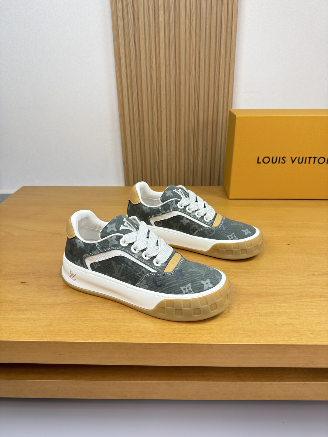 NO:711734,[Louis Vuitton] Louis Vuitton - High-end quality original casual sports shoes - Nappa calfskin upper, high mercerized canvas. Transfer-printed brand totem, toe cap, shoe body, heel, air pressure brand logo, tongue, embroidered brand totem - Inner brand canvas - Ultra-light original TPU foam rubber outsole; two-color molded outsole - Ultra-high quality control, fine workmanship highlighted (high-end, luxury, grade) -Size  39-44 (38,45, can be customized)·L0920,,louis vuitton,louis vuitton,sneakers,cowhide19860909【Louis Vuitton】路易威登 -高端品质 原单·休闲运动鞋 -鞋面纳帕小牛皮、高丝光帆布.转印品牌图腾、鞋头.鞋身.后跟.空压品牌logo、鞋舌.刺绣品牌图腾 -内里品牌帆布 -大底超轻原版TPU发泡.橡胶；双色成型大底 -超高品控·做工精细凸显(高端·贵气·档次) -Size 39-44（38,45,可订做)·L0920,,louis vuitton,louis vuitton,sneakers,cowhide,Men's shoes