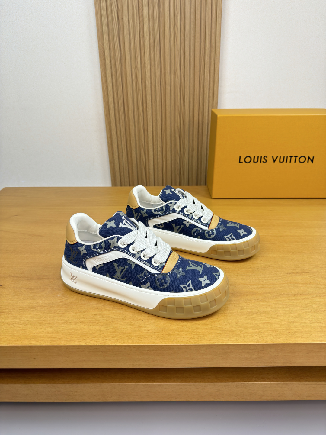 NO:711736,[Lou** Vuitt**] Louis Vuitton - High-end quality original casual sports shoes - Nappa calfskin upper, high mercerized canvas. Transfer-printed brand totem, toe cap, shoe body, heel, air pressure brand logo, tongue, embroidered brand totem - Inner brand canvas - Ultra-light original TPU foam rubber outsole; two-color molded outsole - Ultra-high quality control, fine workmanship highlighted (high-end, luxury, grade) -Size  39-44 (38,45, can be customized)·L0920,,louis vuitton,sneakers,cowhide19860909【Lou** Vuitt**】路易威登 -高端品质 原单·休闲运动鞋 -鞋面纳帕小牛皮、高丝光帆布.转印品牌图腾、鞋头.鞋身.后跟.空压品牌logo、鞋舌.刺绣品牌图腾 -内里品牌帆布 -大底超轻原版TPU发泡.橡胶；双色成型大底 -超高品控·做工精细凸显(高端·贵气·档次) -Size 39-44（38,45,可订做)·L0920,,louis vuitton,sneakers,cowhide,Men's shoes