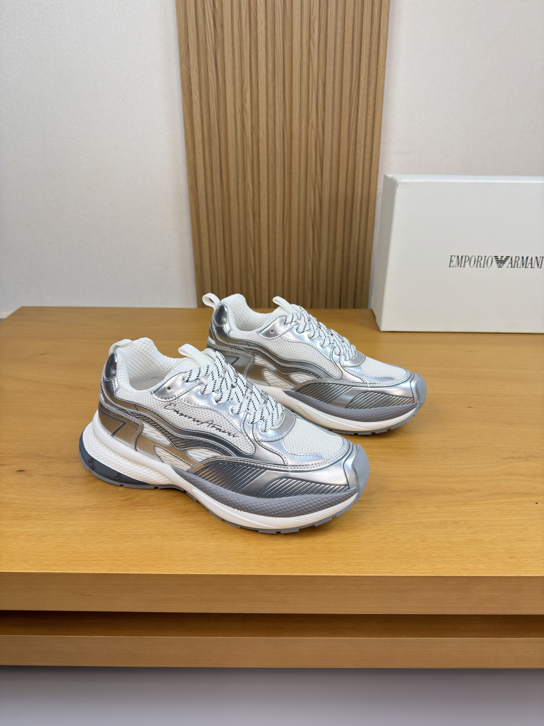 NO:711740,[Emporio Armani] Emporio Armani - High-end quality original single casual sports shoes - Environmentally friendly silver calfskin upper. Heat transfer printing process, brand hollow mesh. Embroidered brand logo, heel. Brand webbing - Brand canvas on the lining - Outsole original ultra-light TPU foam rubber; combined molded two-color outsole - Ultra-high quality control, fine workmanship highlighted (high-end, luxury, grade) -Size  39-44 (38,45, can be customized)·AM0920,,armani,armani,sneakers,cowhide19860909【Emporio Armani】安普里奥·阿玛尼  -高端品质 原单·休闲运动鞋 -鞋面环保银色小牛皮.热转印工艺、品牌镂空网布匹.刺绣品牌logo、后跟.品牌织带 -内里品牌帆布 -大底原版超轻TPU发泡·橡胶；组合成型双色大底 -超高品控·做工精细凸显( 高端·贵气·档次 ) -Size 39-44（38,45,可订做)·AM0920,,armani,armani,sneakers,cowhide,Men's shoes