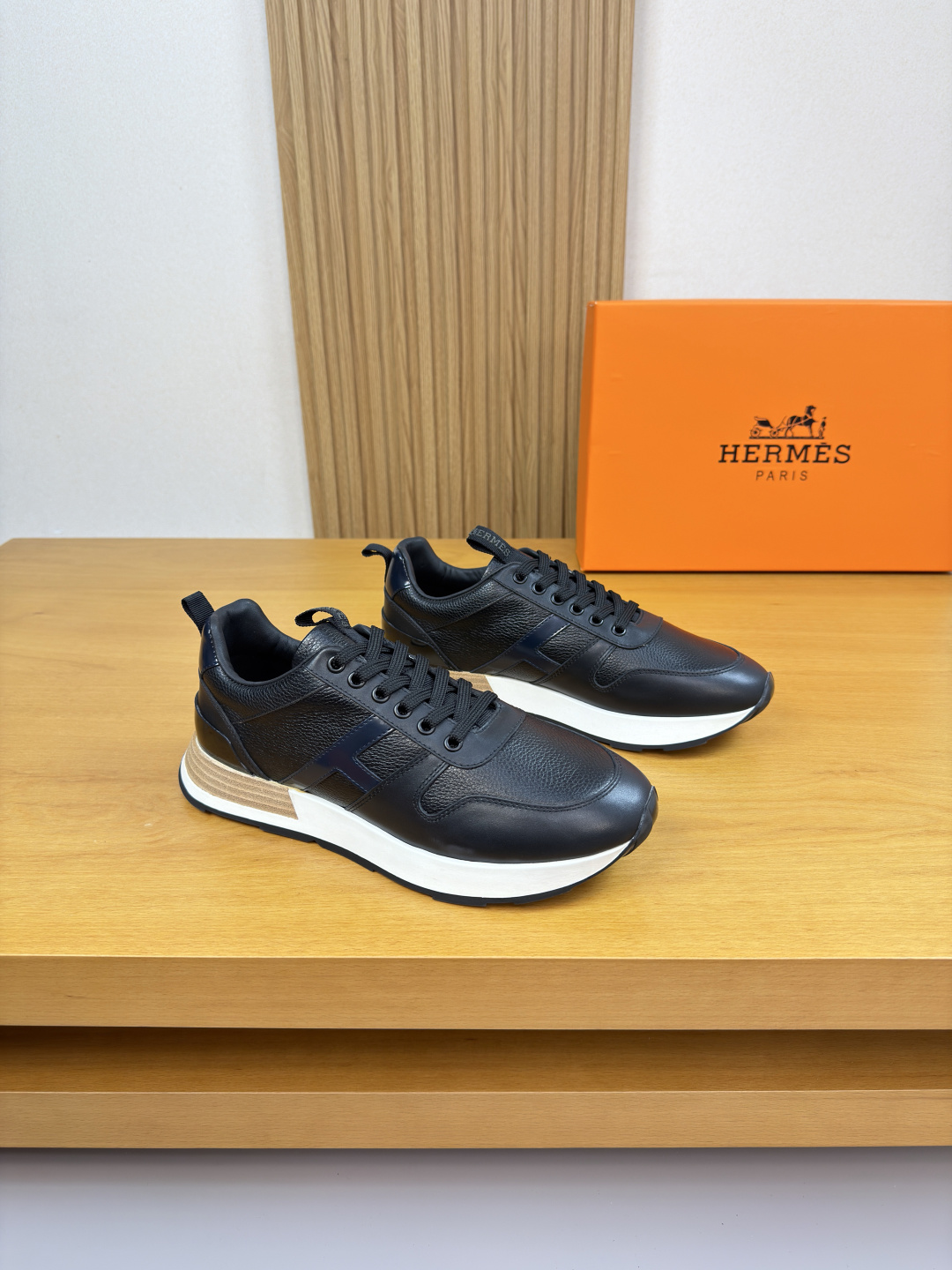 NO:711748,[HERMES] Hermès - High-end quality original casual sports shoes - Original pebbled calfskin, Napa calfskin, shoe body sewn with 'H' totem, tongue, sewn brand logo cloth - Lining water-dyed cowhide - Outsole original TPR rubber; two-color molded outsole - Ultra-high quality control, fine workmanship highlighted (high-end, luxury, grade) -Size  38-44 (45, 46, can be customized)·0157,,hermes,hermes,sneakers,cowhide19860909【 HERMES】爱马仕 -高端品质 原单·休闲运动鞋 -原版荔纹小牛皮、纳帕小牛皮、鞋身车缝’H‘图腾、鞋舌.车缝品牌logo布标 -内里水染牛皮 -大底原版TPR·橡胶；双色成型大底 -超高品控·做工精细凸显(高端·贵气·档次) -Size 38-44（45,46,可订做)·0157,,hermes,hermes,sneakers,cowhide,Men's shoes