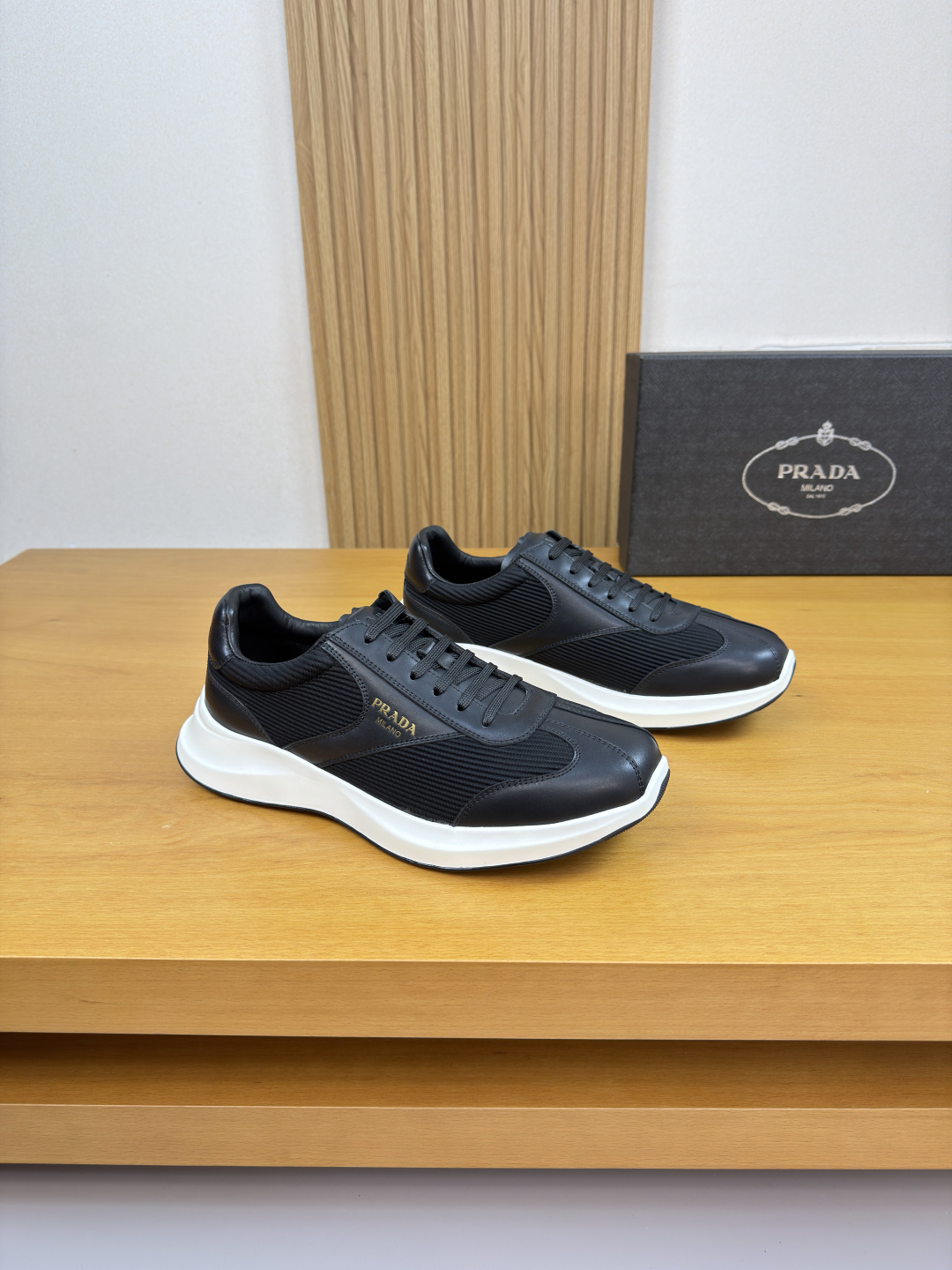 NO:711731,[PRADA] Prada - high-end quality original casual sports shoes - imported nappa calfskin upper, high mercerized striped fabric, shoe body, silk screen high frequency brand logo, tongue, heel, air pressure brand logo - water-dyed cowhide inside - outsole ultra-light TPU foam rubber; two-color molded outsole - ultra-high quality control, fine workmanship highlighted (high-end, luxury, grade) -Size  38-44 (45, 46, can be customized)·PRD0157,,prada,prada,sneakers,cowhide19860909【PRADA】普拉达 -高端品质 原单·休闲运动鞋 -鞋面进口纳帕小牛皮、高丝光条纹布匹、鞋身.丝印高周波品牌logo、鞋舌.后跟.空压品牌logo -内里水染牛皮 -大底超轻TPU发泡·橡胶；双色成型大底 -超高品控·做工精细凸显(高端·贵气·档次) -Size 38-44（45,46,可订做)·PRD0157,,prada,prada,sneakers,cowhide,Men's shoes