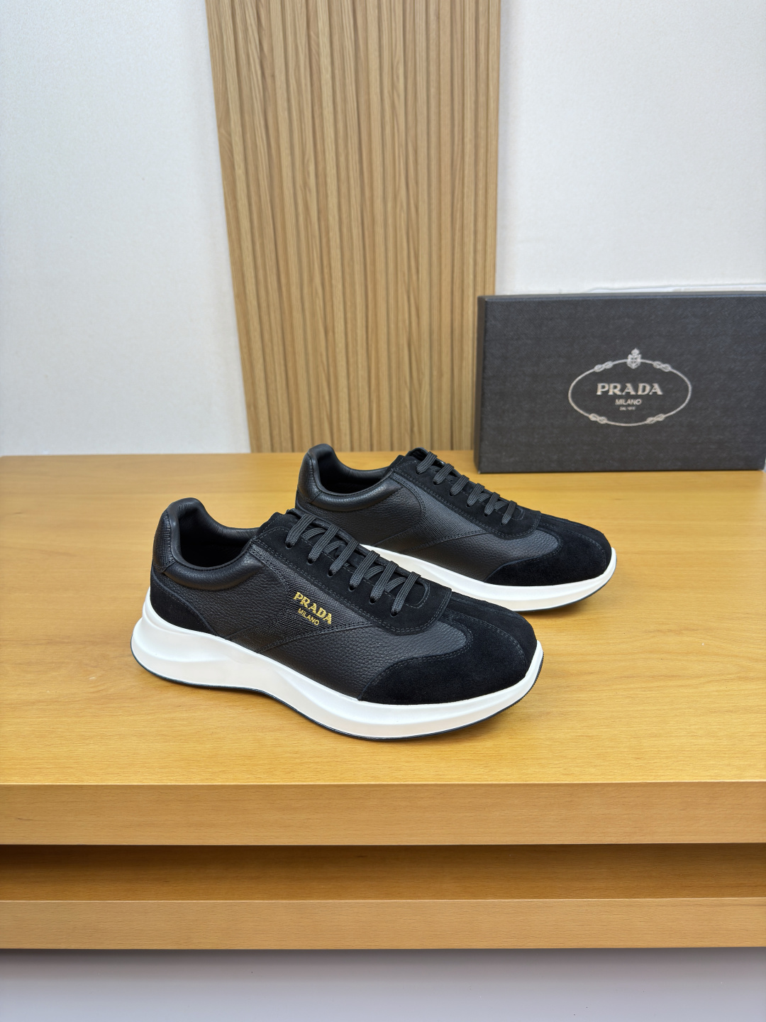 NO:711733,[PRADA] Prada - high-end quality original casual sports shoes - upper imported pebbled calfskin, palm-printed calfskin, high mercerized suede calfskin, shoe body. Silk screen high frequency brand logo, tongue. Heel. Air pressure brand logo - Lining water-dyed cowhide - Outsole ultra-light TPU foam rubber; two-color molded outsole - Ultra-high quality control, fine workmanship highlighted (high-end, luxury, grade) -Size  38-44 (45, 46, can be customized)·PRD0157,,prada,prada,sneakers,cowhide19860909【PRADA】普拉达 -高端品质 原单·休闲运动鞋 -鞋面进口荔纹小牛皮、手掌纹牛皮、高丝光反绒小牛皮、鞋身.丝印高周波品牌logo、鞋舌.后跟.空压品牌logo -内里水染牛皮 -大底超轻TPU发泡·橡胶；双色成型大底 -超高品控·做工精细凸显(高端·贵气·档次) -Size 38-44（45,46,可订做)·PRD0157,,prada,prada,sneakers,cowhide,Men's shoes