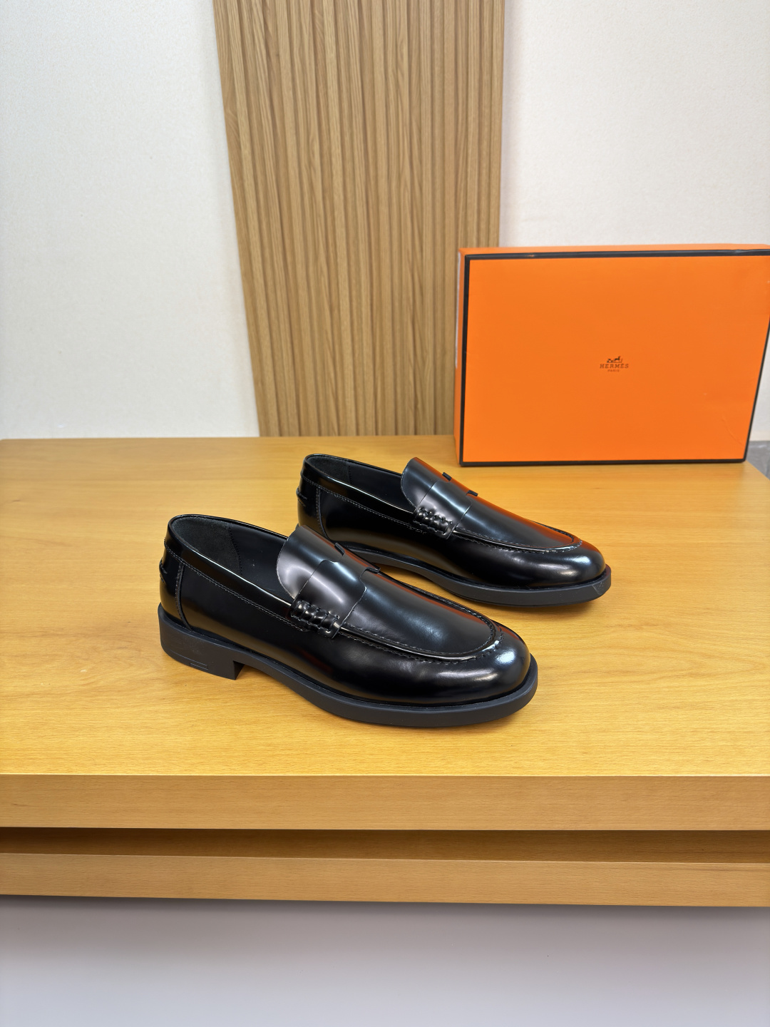 NO:729287,[HERMES] Hermès - High-end quality original order·Formal leather shoes - Open-edge beaded calfskin on the upper, raised stitching on the sole, brand cross-arm decoration - Water-dyed cowhide on the inside - Ultra-light TPR rubber on the outsole; molded outsole - Ultra-high quality control, fine workmanship highlighted (high-end, luxury, grade) -Size  39-44 (38,45,46,47, can be customized)·H0132,,hermes,hermes,cowhide19860909【 HERMES】爱马仕 -高端品质 原单·正装皮鞋 -鞋面开边珠小牛皮、鞋丹起股车缝线、品牌横担装饰 -内里水染牛皮 -大底超轻TPR·橡胶；成型大底 -超高品控·做工精细凸显(高端·贵气·档次) -Size 39-44（38,45,46,47,可订做)·H0132,,hermes,hermes,cowhide,Men's shoes