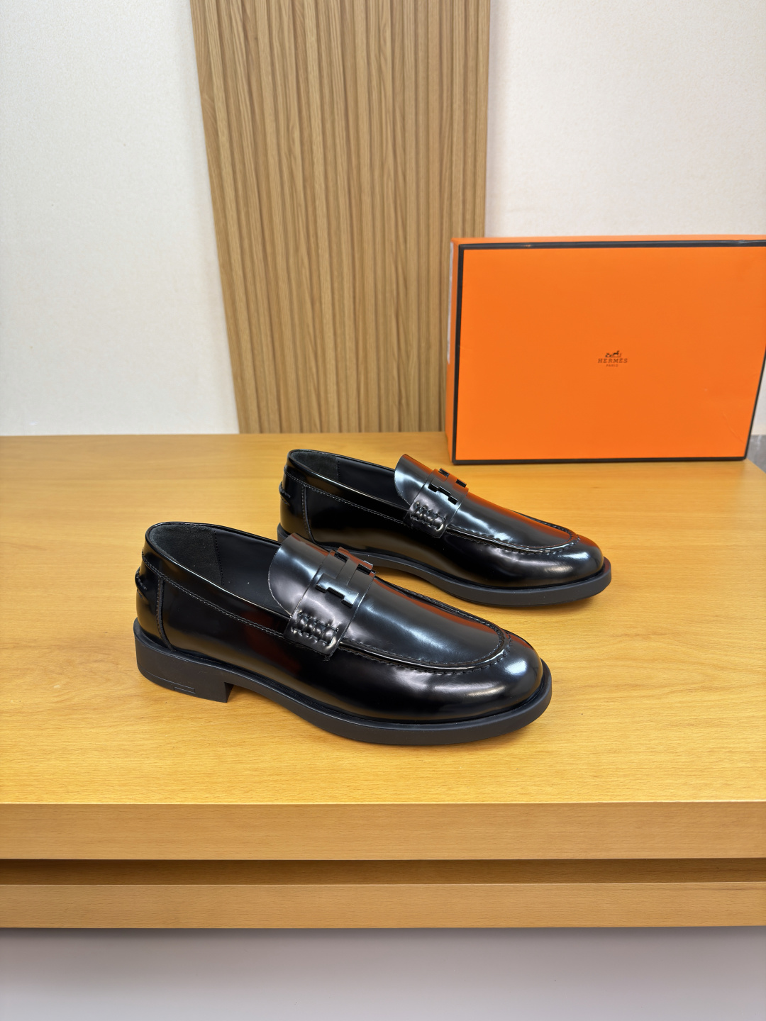 NO:729299,[HERMES] Hermès - High-end quality original order·Formal leather shoes - Open edge beaded calfskin on the upper, stitching on the sole, brand metal fastener cross-arm decoration - Water-dyed cowhide on the inside - Ultra-light TPR rubber on the outsole; Molded outsole - Super high quality control, fine workmanship highlighted (high-end, luxury, grade) -Size  39-44 (38,45,46,47, can be customized)·H0132,,hermes,hermes,cowhide19860909【 HERMES】爱马仕 -高端品质 原单·正装皮鞋 -鞋面开边珠小牛皮、鞋丹起股车缝线、品牌金属扣件横担装饰 -内里水染牛皮 -大底超轻TPR·橡胶；成型大底 -超高品控·做工精细凸显(高端·贵气·档次) -Size 39-44（38,45,46,47,可订做)·H0132,,hermes,hermes,cowhide,Men's shoes