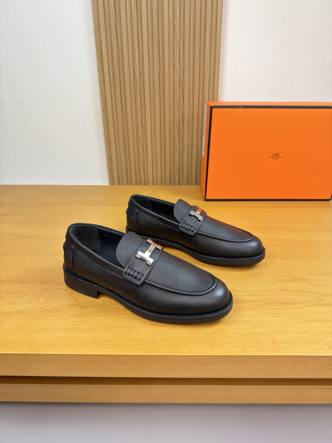 NO:729324,[HERMES] Hermès - High-end quality original order·Formal leather shoes - Upper palm-print calfskin, heel stitching, brand metal fastener cross-arm decoration - Water-dyed cowhide lining - Outsole ultra-light TPR·rubber; molded outsole -Super high quality control·Fine workmanship highlighted (high-end·luxury·grade) -Size  39-44 (38,45,46,47, can be customized)·H0132,,hermes,hermes,cowhide19860909【 HERMES】爱马仕 -高端品质 原单·正装皮鞋 -鞋面手掌纹小牛皮、鞋丹起股车缝线、品牌金属扣件横担装饰 -内里水染牛皮 -大底超轻TPR·橡胶；成型大底 -超高品控·做工精细凸显(高端·贵气·档次) -Size 39-44（38,45,46,47,可订做)·H0132,,hermes,hermes,cowhide,Men's shoes
