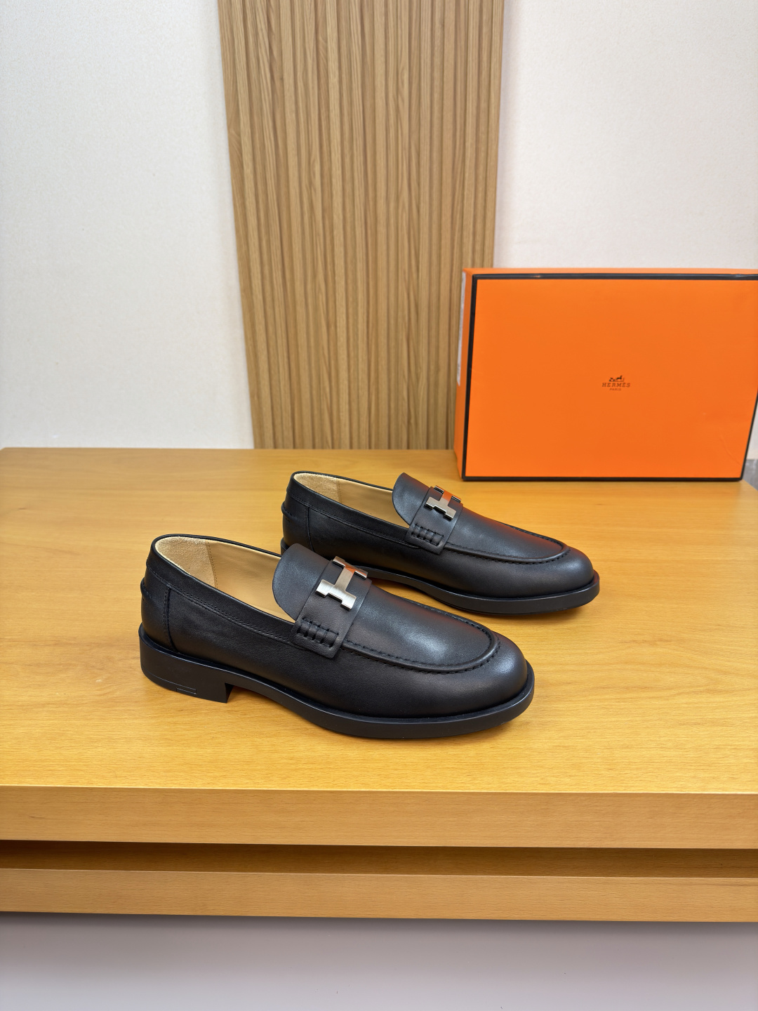NO:729335,[HERMES] Hermès - High-end quality original order·Formal leather shoes -Nappa calfskin upper, raised stitching on shoe tabs, branded metal fastener cross-arm decoration -Water-dyed cowhide leather lining -Ultra-light TPR rubber outsole; molded outsole -Ultra-high quality control, fine workmanship highlighted (high-end, luxury, grade) -Size  39-44 (38,45,46,47, can be customized)·H0132,,hermes,hermes,cowhide19860909【 HERMES】爱马仕 -高端品质 原单·正装皮鞋 -鞋面纳帕小牛皮、鞋丹起股车缝线、品牌金属扣件横担装饰 -内里水染牛皮 -大底超轻TPR·橡胶；成型大底 -超高品控·做工精细凸显(高端·贵气·档次) -Size 39-44（38,45,46,47,可订做)·H0132,,hermes,hermes,cowhide,Men's shoes