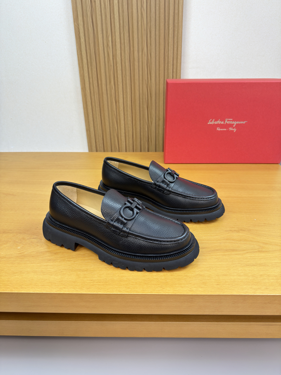 NO:729572,[Ferragamo] Ferragamo - High-end quality original order·Formal leather shoes -Nappa calfskin upper, shoe leather. Hand-stitched mark thread, brand metal fastener cross-arm decoration -Water-dyed cowhide lining -Ultra-light TPU foam outsole; molded outsole -Ultra-high quality control, fine workmanship highlighted (high-end, luxury, grade) -Size  39-44 (38,45,46,47, can be customized)·FE0132,,ferragamo,ferragamo,cowhide19860909【 Ferragamo】菲拉格慕 -高端品质 原单·正装皮鞋 -鞋面纳帕小牛皮、鞋丹.手工串缝马克线、品牌金属扣件横担装饰 -内里水染牛皮 -大底超轻TPU发泡；成型大底 -超高品控·做工精细凸显(高端·贵气·档次) -Size 39-44（38,45,46,47,可订做)·FE0132,,ferragamo,ferragamo,cowhide,Men's shoes