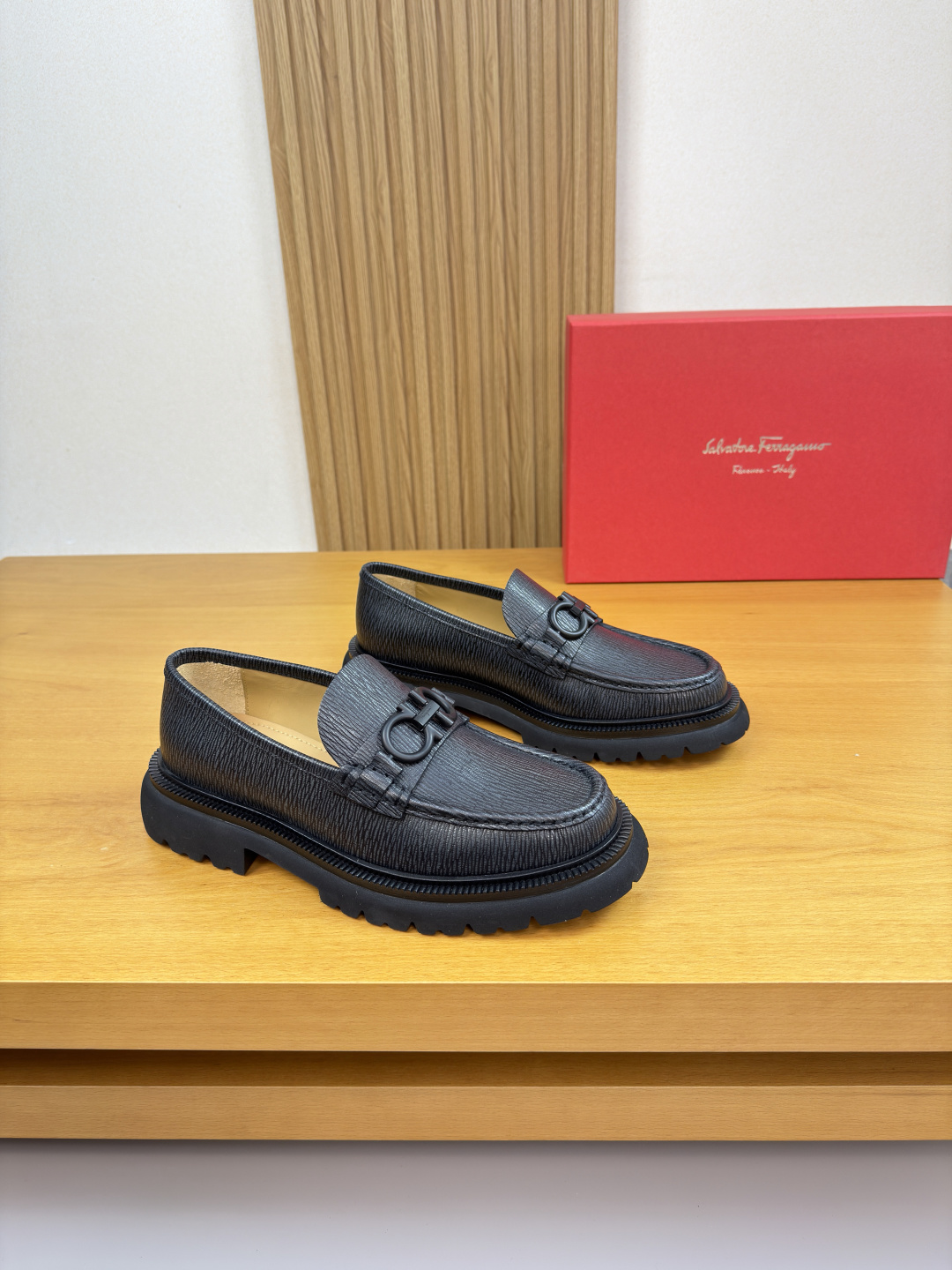 NO:729578,[Ferragamo] Ferragamo - high-end quality original order · formal leather shoes - upper tree grain calfskin, shoe leather. hand-stitched mark thread, brand metal fastener cross-arm decoration - lining water-dyed cowhide - outsole ultra-light TPU foam; molded outsole - ultra-high quality control · fine workmanship highlighted (high-end · luxury · grade) -Size  39-44 (38,45,46,47, can be customized)·FE0132,,ferragamo,ferragamo,cowhide19860909【 Ferragamo】菲拉格慕 -高端品质 原单·正装皮鞋 -鞋面树纹小牛皮、鞋丹.手工串缝马克线、品牌金属扣件横担装饰 -内里水染牛皮 -大底超轻TPU发泡；成型大底 -超高品控·做工精细凸显(高端·贵气·档次) -Size 39-44（38,45,46,47,可订做)·FE0132,,ferragamo,ferragamo,cowhide,Men's shoes