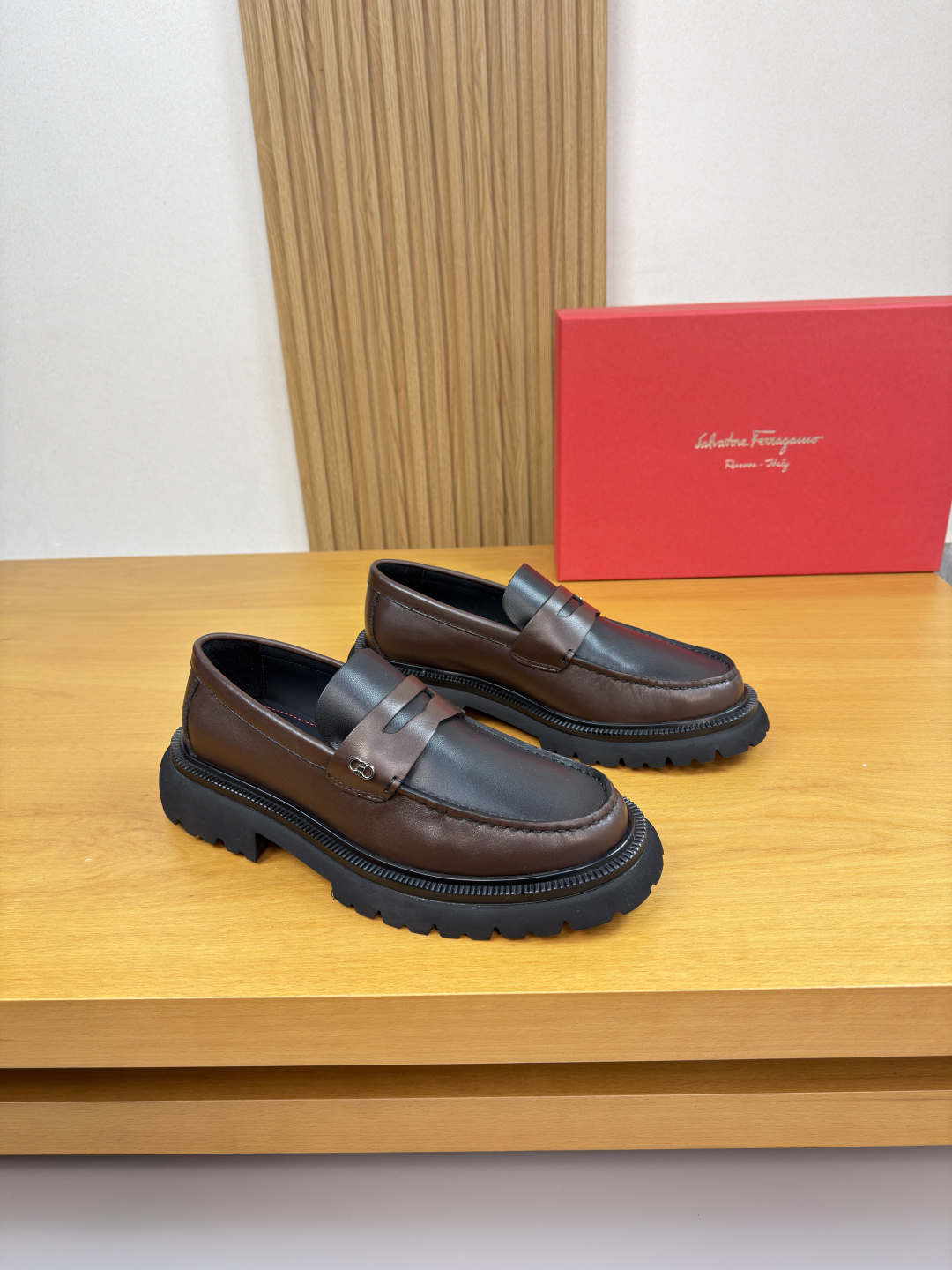 NO:729585,[Ferragamo] Ferragamo - High-end quality original order·Formal leather shoes -Nappa calfskin upper, shoe leather. Hand-stitched mark thread, brand metal fastener cross-arm decoration -Water-dyed cowhide lining -Ultra-light TPU foam outsole; molded outsole -Ultra-high quality control, fine workmanship highlighted (high-end, luxury, grade) -Size  39-44 (38,45,46,47, can be customized)·FE0132,,ferragamo,ferragamo,cowhide19860909【 Ferragamo】菲拉格慕 -高端品质 原单·正装皮鞋 -鞋面纳帕小牛皮、鞋丹.手工串缝马克线、品牌金属扣件横担装饰 -内里水染牛皮 -大底超轻TPU发泡；成型大底 -超高品控·做工精细凸显(高端·贵气·档次) -Size 39-44（38,45,46,47,可订做)·FE0132,,ferragamo,ferragamo,cowhide,Men's shoes