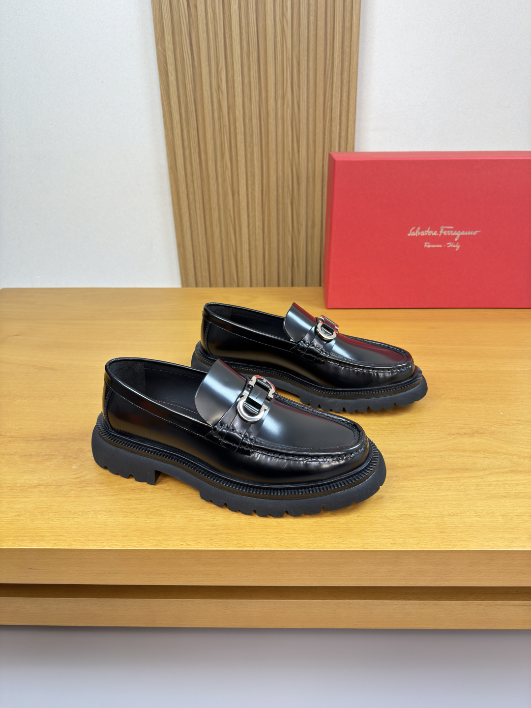 NO:729591,[Ferragamo] Ferragamo - high-end quality original order · formal leather shoes - open-edge beaded calfskin on the upper, shoe leather. Hand-stitched mark thread, brand metal fastener cross-arm decoration - water-dyed cowhide inside - ultra-light TPU foam outsole; molded outsole - ultra-high quality control, fine workmanship (high-end, luxury, grade) -Size  39-44 (38,45,46,47, can be customized)·FE0132,,ferragamo,ferragamo,cowhide19860909【 Ferragamo】菲拉格慕 -高端品质 原单·正装皮鞋 -鞋面开边珠小牛皮、鞋丹.手工串缝马克线、品牌金属扣件横担装饰 -内里水染牛皮 -大底超轻TPU发泡；成型大底 -超高品控·做工精细凸显(高端·贵气·档次) -Size 39-44（38,45,46,47,可订做)·FE0132,,ferragamo,ferragamo,cowhide,Men's shoes