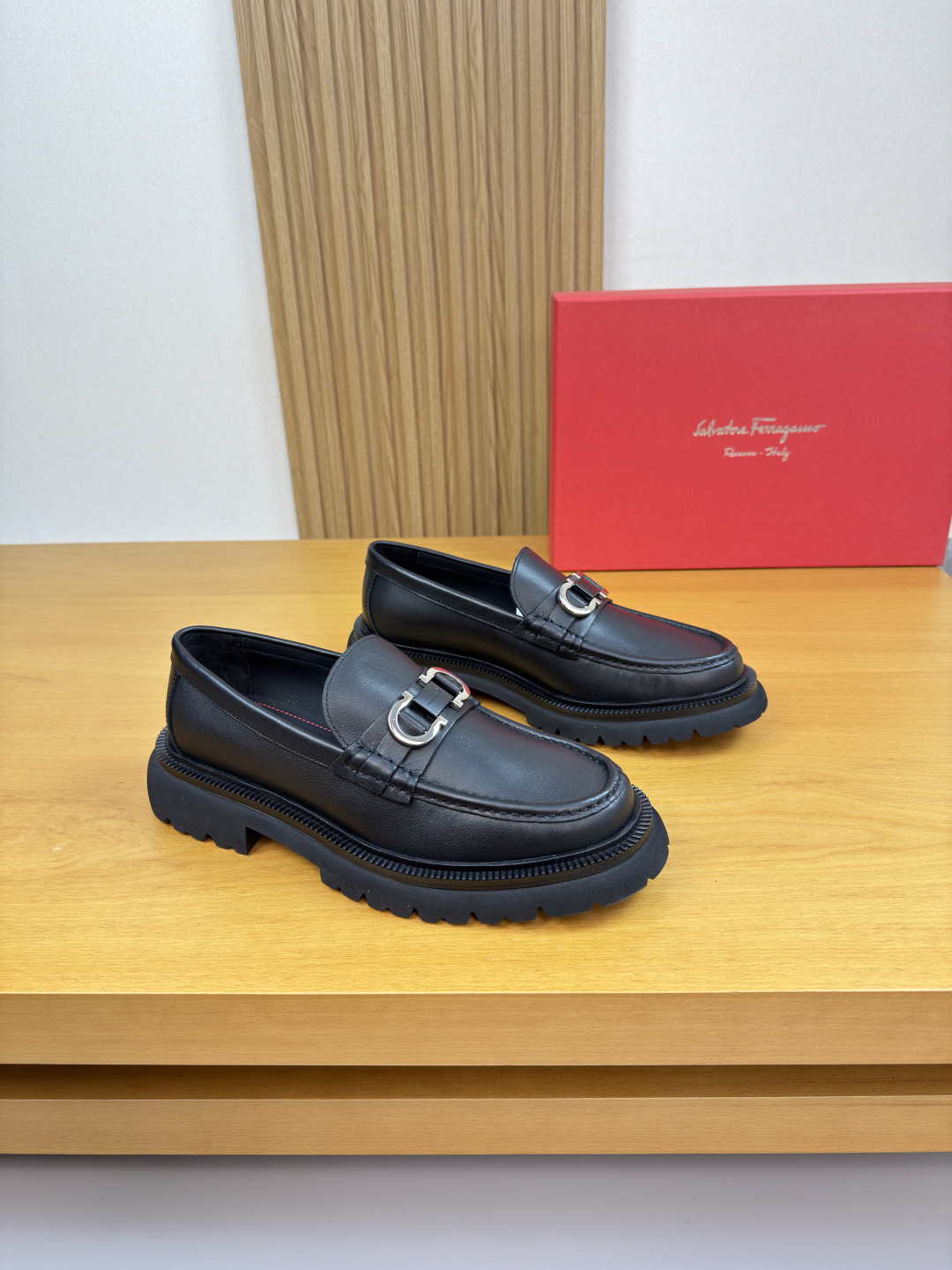 NO:729598,[Ferragamo] Ferragamo - High-end quality original order·Formal leather shoes -Nappa calfskin upper, shoe leather. Hand-stitched mark thread, brand metal fastener cross-arm decoration -Water-dyed cowhide lining -Ultra-light TPU foam outsole; molded outsole -Ultra-high quality control, fine workmanship highlighted (high-end, luxury, grade) -Size  39-44 (38,45,46,47, can be customized)·FE0132,,ferragamo,ferragamo,cowhide19860909【 Ferragamo】菲拉格慕 -高端品质 原单·正装皮鞋 -鞋面纳帕小牛皮、鞋丹.手工串缝马克线、品牌金属扣件横担装饰 -内里水染牛皮 -大底超轻TPU发泡；成型大底 -超高品控·做工精细凸显(高端·贵气·档次) -Size 39-44（38,45,46,47,可订做)·FE0132,,ferragamo,ferragamo,cowhide,Men's shoes