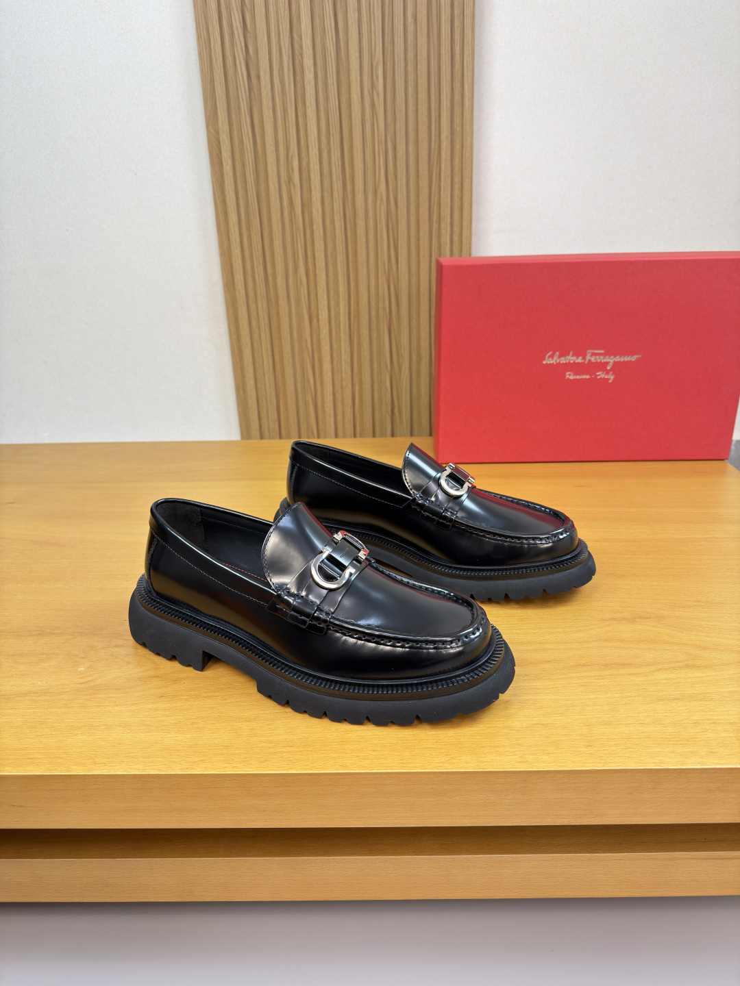 NO:729604,[Ferragamo] Ferragamo - high-end quality original order · formal leather shoes - open-edge beaded calfskin on the upper, shoe leather. Hand-stitched mark thread, brand metal fastener cross-arm decoration - water-dyed cowhide inside - ultra-light TPU foam outsole; molded outsole - ultra-high quality control, fine workmanship (high-end, luxury, grade) -Size  39-44 (38,45,46,47, can be customized)·FE0132,,ferragamo,ferragamo,cowhide19860909【 Ferragamo】菲拉格慕 -高端品质 原单·正装皮鞋 -鞋面开边珠小牛皮、鞋丹.手工串缝马克线、品牌金属扣件横担装饰 -内里水染牛皮 -大底超轻TPU发泡；成型大底 -超高品控·做工精细凸显(高端·贵气·档次) -Size 39-44（38,45,46,47,可订做)·FE0132,,ferragamo,ferragamo,cowhide,Men's shoes