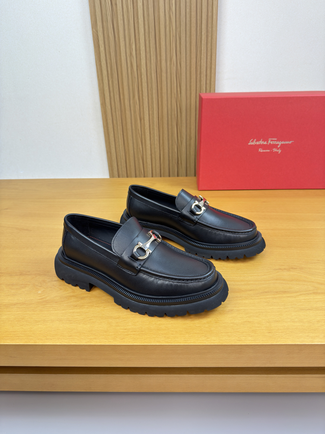 NO:729609,[Ferragamo] Ferragamo - High-end quality original order·Formal leather shoes -Nappa calfskin upper, shoe leather. Hand-stitched mark thread, brand metal fastener cross-arm decoration -Water-dyed cowhide lining -Ultra-light TPU foam outsole; molded outsole -Ultra-high quality control, fine workmanship highlighted (high-end, luxury, grade) -Size  39-44 (38,45,46,47, can be customized)·FE0132,,ferragamo,ferragamo,cowhide19860909【 Ferragamo】菲拉格慕 -高端品质 原单·正装皮鞋 -鞋面纳帕小牛皮、鞋丹.手工串缝马克线、品牌金属扣件横担装饰 -内里水染牛皮 -大底超轻TPU发泡；成型大底 -超高品控·做工精细凸显(高端·贵气·档次) -Size 39-44（38,45,46,47,可订做)·FE0132,,ferragamo,ferragamo,cowhide,Men's shoes
