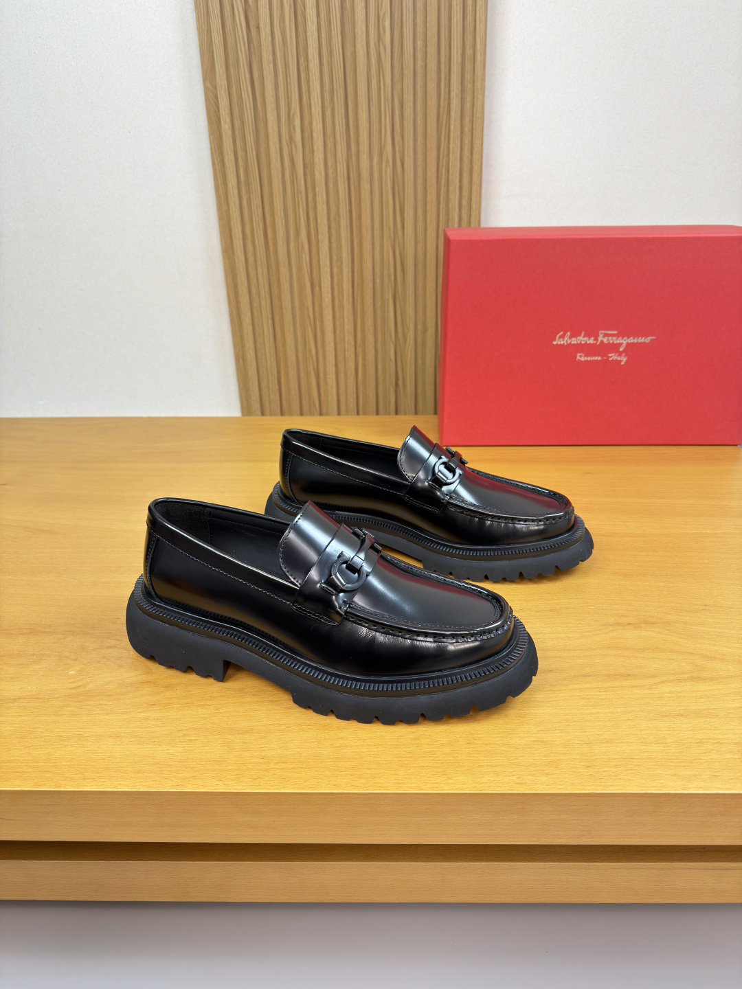 NO:729608,[Ferragamo] Ferragamo - high-end quality original order · formal leather shoes - open-edge beaded calfskin on the upper, shoe leather. Hand-stitched mark thread, brand metal fastener cross-arm decoration - water-dyed cowhide inside - ultra-light TPU foam outsole; molded outsole - ultra-high quality control, fine workmanship (high-end, luxury, grade) -Size  39-44 (38,45,46,47, can be customized)·FE0132,,ferragamo,ferragamo,cowhide19860909【 Ferragamo】菲拉格慕 -高端品质 原单·正装皮鞋 -鞋面开边珠小牛皮、鞋丹.手工串缝马克线、品牌金属扣件横担装饰 -内里水染牛皮 -大底超轻TPU发泡；成型大底 -超高品控·做工精细凸显(高端·贵气·档次) -Size 39-44（38,45,46,47,可订做)·FE0132,,ferragamo,ferragamo,cowhide,Men's shoes