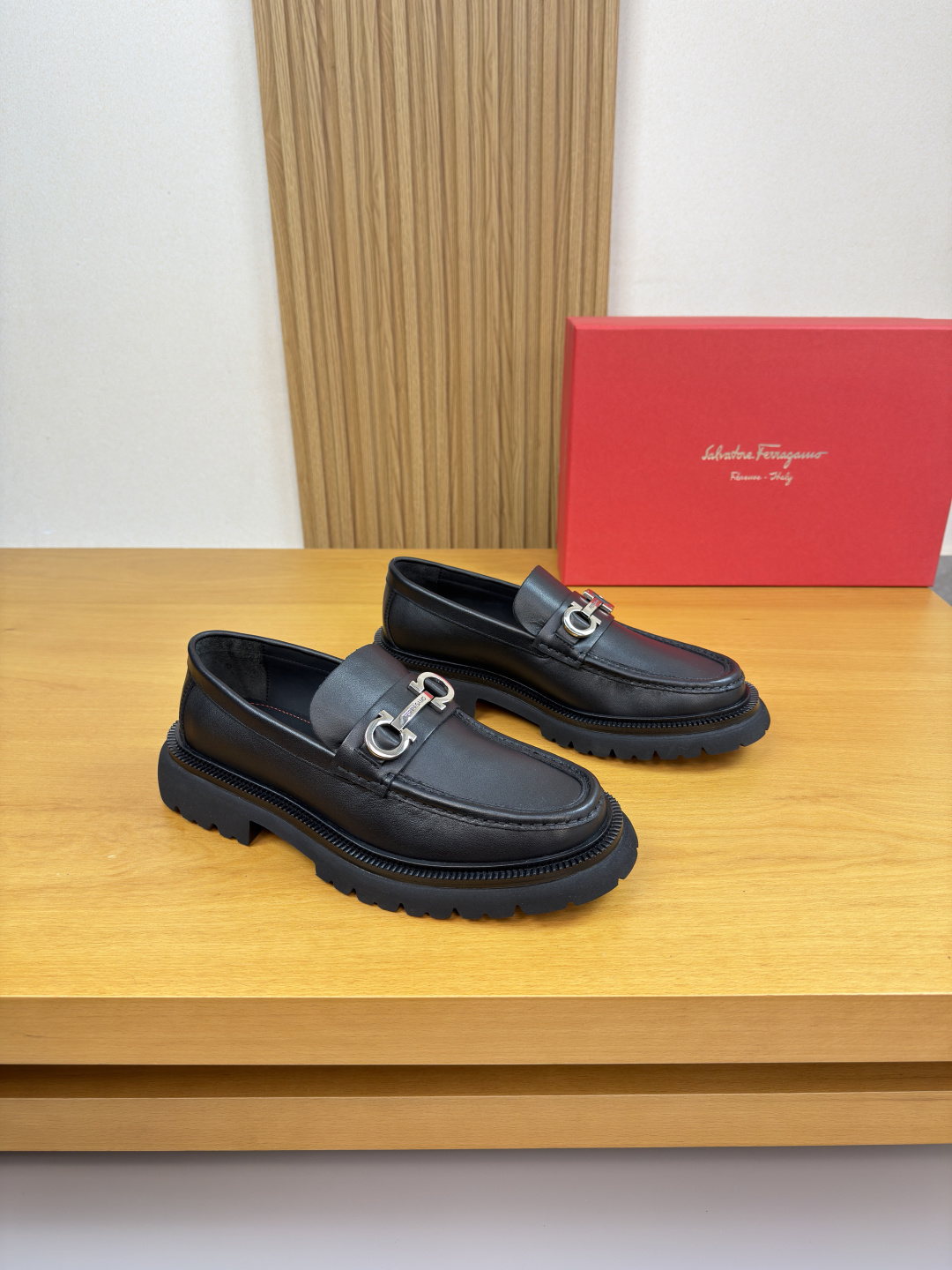 NO:729615,[Ferragamo] Ferragamo - High-end quality original order·Formal leather shoes -Nappa calfskin upper, shoe leather. Hand-stitched mark thread, brand metal fastener cross-arm decoration -Water-dyed cowhide lining -Ultra-light TPU foam outsole; molded outsole -Ultra-high quality control, fine workmanship highlighted (high-end, luxury, grade) -Size  39-44 (38,45,46,47, can be customized)·FE0132,,ferragamo,ferragamo,cowhide19860909【 Ferragamo】菲拉格慕 -高端品质 原单·正装皮鞋 -鞋面纳帕小牛皮、鞋丹.手工串缝马克线、品牌金属扣件横担装饰 -内里水染牛皮 -大底超轻TPU发泡；成型大底 -超高品控·做工精细凸显(高端·贵气·档次) -Size 39-44（38,45,46,47,可订做)·FE0132,,ferragamo,ferragamo,cowhide,Men's shoes