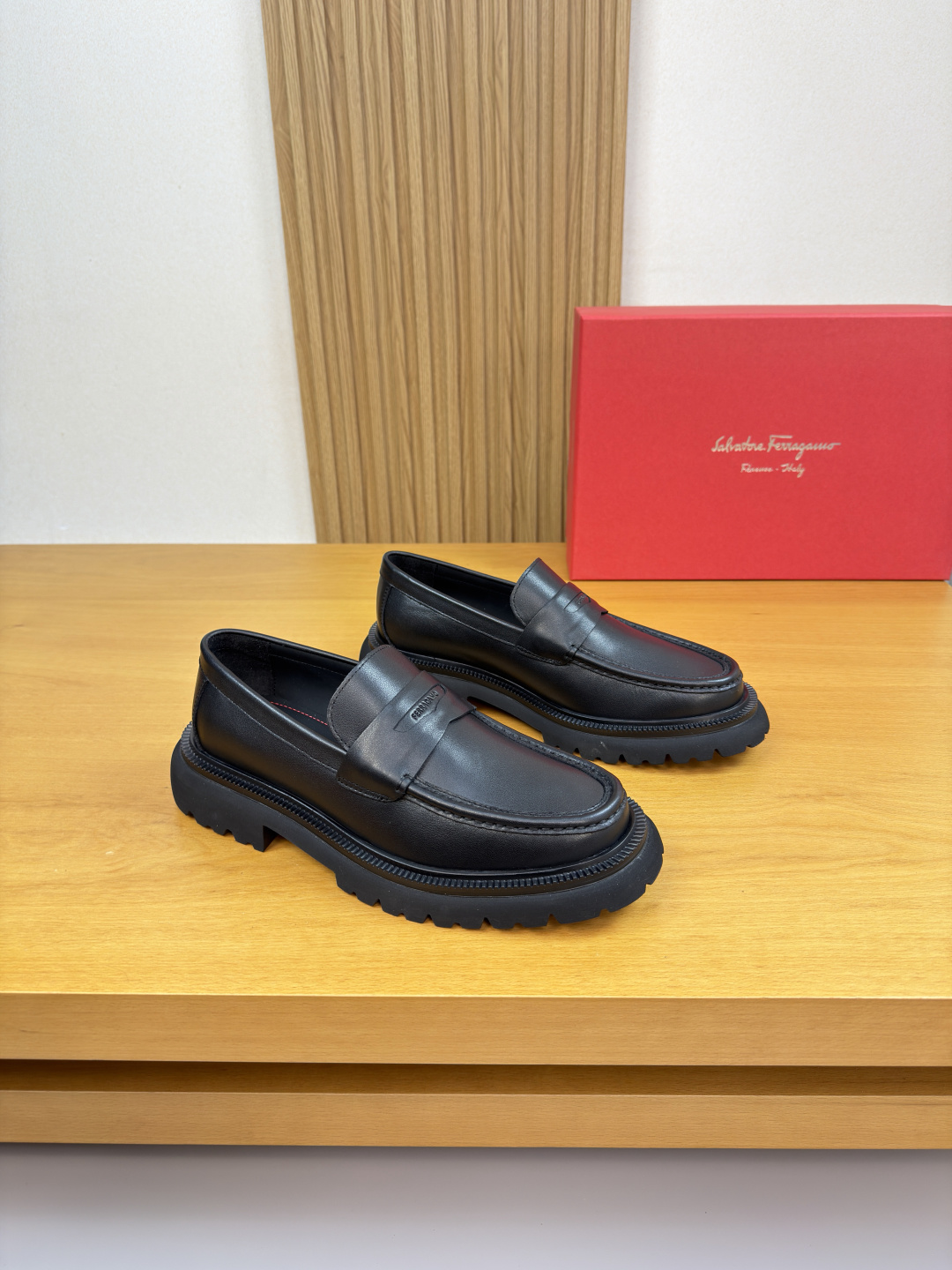 NO:729629,[Ferragamo] Ferragamo - High-end quality original order·Formal leather shoes -Nappa calfskin upper, shoe leather. Hand-stitched mark thread, brand cross-arm air pressure logo decoration -Water-dyed cowhide lining -Ultra-light TPU foam outsole; molded outsole -Ultra-high quality control, fine workmanship highlighted (high-end, luxury, grade) -Size  39-44 (38,45,46,47, can be customized)·FE0132,,ferragamo,ferragamo,cowhide19860909【 Ferragamo】菲拉格慕 -高端品质 原单·正装皮鞋 -鞋面纳帕小牛皮、鞋丹.手工串缝马克线、品牌横担空压logo装饰 -内里水染牛皮 -大底超轻TPU发泡；成型大底 -超高品控·做工精细凸显(高端·贵气·档次) -Size 39-44（38,45,46,47,可订做)·FE0132,,ferragamo,ferragamo,cowhide,Men's shoes