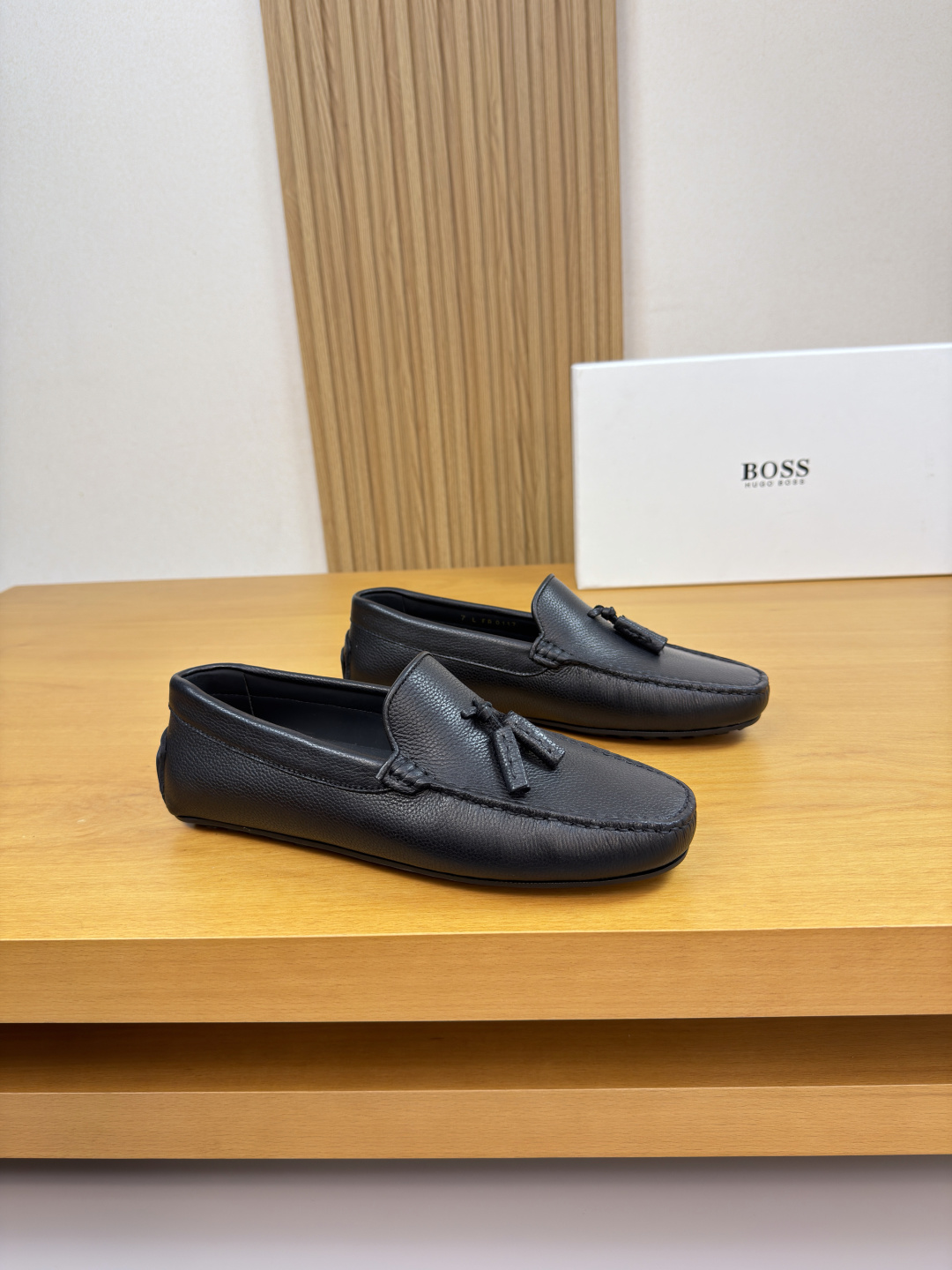 NO:729640,[Boss] Boss - high-end quality original order formal leather shoes - pebbled calfskin upper, hand-stitched mark thread on the sole, brand pendant decoration - water-dyed cowhide inside - ultra-light TPR rubber outsole; molded outsole - ultra-high quality control, fine workmanship (high-end, luxury, grade) -Size 39-44 (38, 45, 46, 47, can be customized)·H0132,,cowhide19860909【 Boss】博思 -高端品质 原单·正装皮鞋 -鞋面荔纹小牛皮、鞋丹手工串缝马克线、品牌吊坠装饰 -内里水染牛皮 -大底超轻TPR·橡胶；成型大底 -超高品控·做工精细凸显(高端·贵气·档次) -Size 39-44（38,45,46,47,可订做)·H0132,,cowhide,Men's shoes