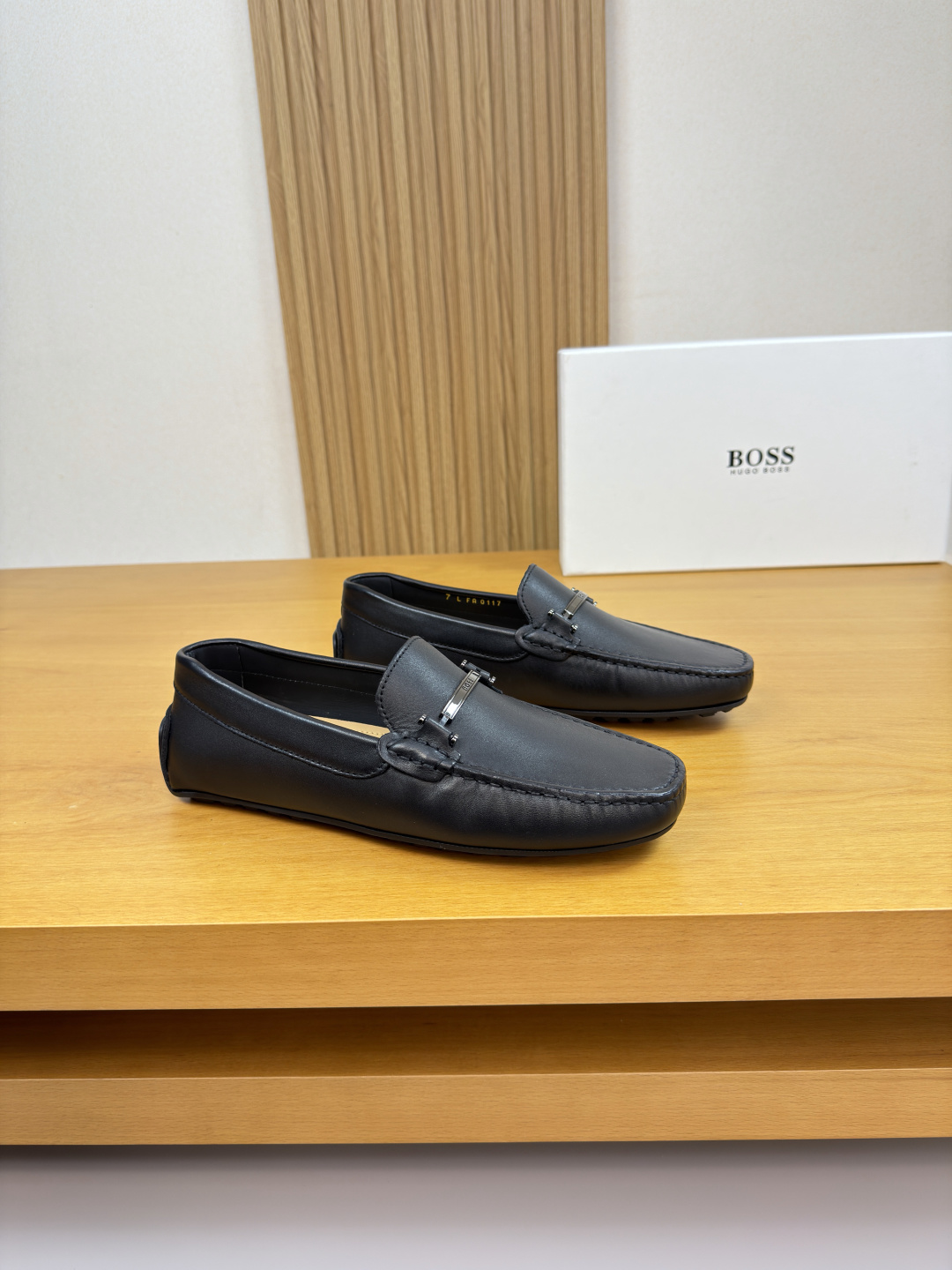 NO:729645,[Boss] Boss - High-end quality original order·Formal leather shoes -Nappa calfskin upper, hand-stitched mark thread on shoe tabs, branded metal fastener decoration -Water-dyed cowhide inside -Outsole ultra-light TPR·rubber; molded outsole -Super high quality control·Fine workmanship highlights (high-end·luxury·grade) -Size 39-44 (38, 45, 46, 47, can be customized)·H0132,,cowhide19860909【 Boss】博思 -高端品质 原单·正装皮鞋 -鞋面纳帕小牛皮、鞋丹手工串缝马克线、品牌金属扣件装饰 -内里水染牛皮 -大底超轻TPR·橡胶；成型大底 -超高品控·做工精细凸显(高端·贵气·档次) -Size 39-44（38,45,46,47,可订做)·H0132,,cowhide,Men's shoes