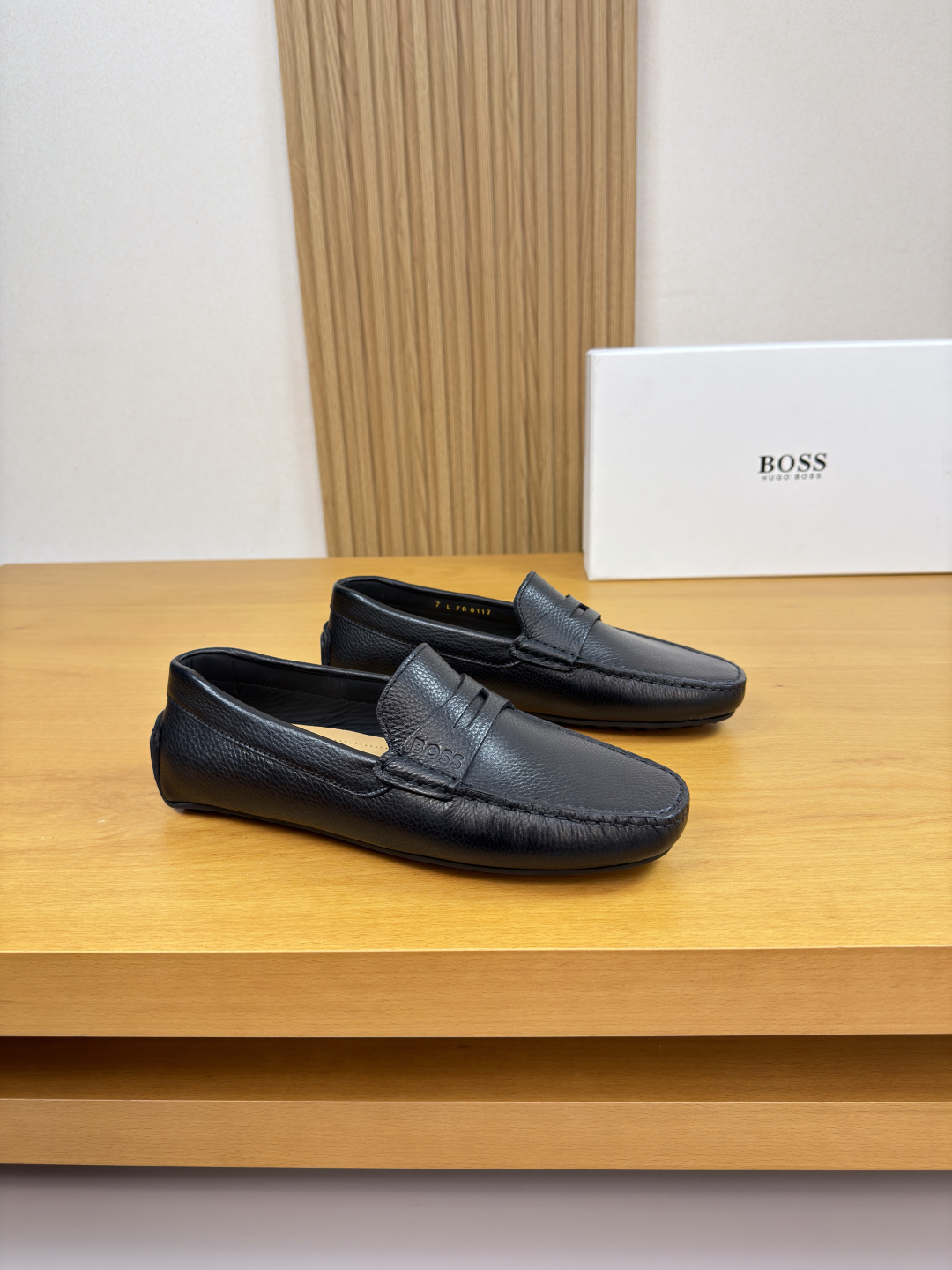 NO:729657,[Boss] Boss - High-end quality original order·Formal leather shoes - Pebbled calfskin upper, hand-stitched mark thread on shoe tabs, air-pressure brand logo cross-arm decoration - Water-dyed cowhide lining - Ultra-light TPR rubber outsole; molded outsole - Super high quality control, fine workmanship highlighted (high-end, luxury, grade) -Size  39-44 (38,45,46,47, can be customized)·H0132,,cowhide19860909【 Boss】博思 -高端品质 原单·正装皮鞋 -鞋面荔纹小牛皮、鞋丹手工串缝马克线、空压品牌logo横担装饰 -内里水染牛皮 -大底超轻TPR·橡胶；成型大底 -超高品控·做工精细凸显(高端·贵气·档次) -Size 39-44（38,45,46,47,可订做)·H0132,,cowhide,Men's shoes