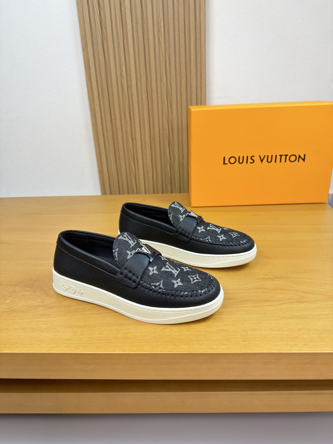 NO:729663,[Louis Vuitton] Louis Vuitton - high-end quality original casual sports sneakers - upper with pebbled calf leather, shoe leather. Brand totem denim. Hand-stitched mark thread, brand metal fastener cross-arm decoration - water-dyed cowhide inside - outsole ultra-light TPR rubber; molded outsole - ultra-high quality control, fine workmanship highlighted (high-end, luxury, grade) -Size  38-44 (45, can be customized)·L0117,,louis vuitton,louis vuitton,cowhide19860909【Louis Vuitton】路易威登 -高端品质 原单·休闲运动板鞋 -鞋面荔纹小牛皮、鞋丹.品牌图腾牛仔布.手工串缝马克线、品牌金属扣件横担装饰 -内里水染牛皮 -大底超轻TPR·橡胶; 成型大底 -超高品控·做工精细凸显(高端·贵气·档次) -Size 38-44（45,可订做)·L0117,,louis vuitton,louis vuitton,cowhide,Men's shoes