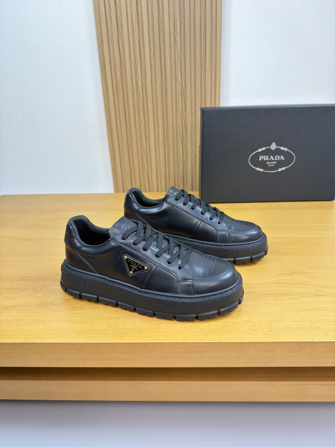 NO:744485,[PRADA] Prada - high-end quality original order casual sports shoes - upper Napa calfskin, shoe body. Brand metal logo fasteners, tongue. Air pressure brand logo - lining water-dyed cowhide - outsole ultra-light TPU foam; molded outsole - ultra-high quality control · fine workmanship highlighted (high-end · luxury · grade) -Size  38-44 (45, 46, can be customized)·FR0157,,prada,prada,sneakers,cowhide19860909【 PRADA】普拉达 -高端品质 原单·休闲运动鞋 -鞋面纳帕小牛皮、鞋身.品牌金属logo扣件、鞋舌.空压品牌logo -内里水染牛皮 -大底超轻TPU发泡; 成型大底 -超高品控·做工精细凸显(高端·贵气·档次) -Size 38-44（45,46,可订做)·FR0157,,prada,prada,sneakers,cowhide,Men's shoes