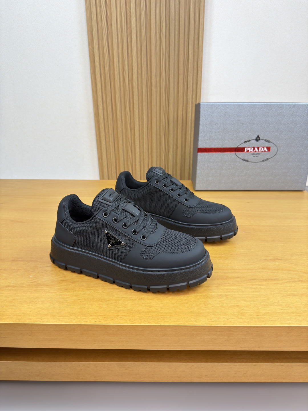 NO:744491,[PRADA] Prada - high-end quality original casual sports shoes - silk calfskin upper, brand canvas, shoe body. Brand metal fasteners, tongue, sewn brand plastic logo module - brand canvas lining, foot pads; water-dyed cowhide - outsole ultra-light TPU foam; molded outsole - ultra-high quality control, fine workmanship highlighted (high-end, luxury, grade) -Size  38-44 (45, can be customized)·PRD0195,,prada,prada,sneakers,cowhide19860909【 PRADA】普拉达 -高端品质 原单·休闲运动鞋 -鞋面丝绸小牛皮、品牌帆布、鞋身.品牌金属扣件、鞋舌.车缝品牌塑胶logo模块 -内里品牌帆布,垫脚；水染牛皮 -大底超轻TPU发泡; 成型大底 -超高品控·做工精细凸显(高端·贵气·档次) -Size 38-44（45,可订做)·PRD0195,,prada,prada,sneakers,cowhide,Men's shoes
