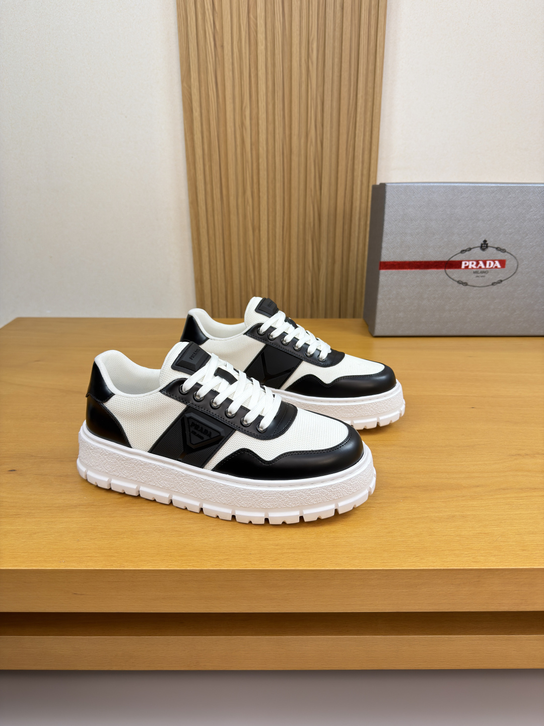 NO:744497,[PRADA] Prada - High-end quality original casual sports shoes - Open-edge beaded calfskin upper, brand canvas, shoe body. Air-pressure brand logo, tongue. Sewn brand plastic logo module - Brand canvas lining, feet; water-dyed cowhide - Outsole ultra-light TPU foam; Molded outsole - Ultra-high quality control, fine workmanship highlighted (high-end, luxury, grade) -Size  38-44 (45, can be customized)·PRD0195,,prada,prada,sneakers,cowhide19860909【 PRADA】普拉达 -高端品质 原单·休闲运动鞋 -鞋面开边珠小牛皮、品牌帆布、鞋身.空压品牌logo、鞋舌.车缝品牌塑胶logo模块 -内里品牌帆布,垫脚；水染牛皮 -大底超轻TPU发泡; 成型大底 -超高品控·做工精细凸显(高端·贵气·档次) -Size 38-44（45,可订做)·PRD0195,,prada,prada,sneakers,cowhide,Men's shoes