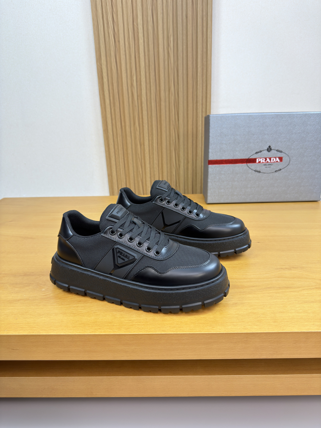 NO:744503,[PRADA] Prada - high-end quality original casual sports shoes - open edge beaded calfskin upper, brand canvas, shoe body, tongue, sewn brand plastic logo module - brand canvas lining, foot pads; water-dyed cowhide - outsole ultra-light TPU foam; molded outsole - ultra-high quality control, fine workmanship highlighted (high-end, luxury, grade) -Size  38-44 (45, can be customized)·PRD0195,,prada,prada,sneakers,cowhide19860909【 PRADA】普拉达 -高端品质 原单·休闲运动鞋 -鞋面开边珠小牛皮、品牌帆布、鞋身.鞋舌.车缝品牌塑胶logo模块 -内里品牌帆布,垫脚；水染牛皮 -大底超轻TPU发泡; 成型大底 -超高品控·做工精细凸显(高端·贵气·档次) -Size 38-44（45,可订做)·PRD0195,,prada,prada,sneakers,cowhide,Men's shoes