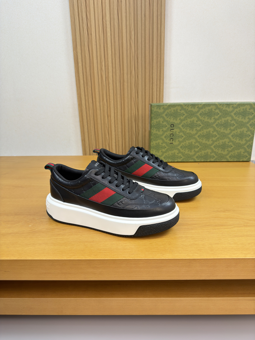 NO:744851,[Gucci] Gucci - High-end quality original casual sports shoes - Nappa calfskin upper, air-pressured brand totem, shoe body, heel, brand webbing, tongue, brand logo cloth label - Brand canvas lining, feet; water-dyed cowhide - Outsole ultra-light TPU foam rubber; two-color molded outsole - Ultra-high quality control, fine workmanship highlighted (high-end, luxury, grade) -Size  38-44 (45, can be customized)·GC0157,,gucci,gucci,sneakers,cowhide19860909【Gucci】古驰 -高端品质 原单·休闲运动鞋 -鞋面纳帕小牛皮、空压品牌图腾、鞋身.后跟.品牌织带、鞋舌.品牌logo布标 -内里品牌帆布,垫脚；水染牛皮 -大底超轻TPU发泡·橡胶；双色成型大底 -超高品控·做工精细凸显(高端·贵气·档次) -Size 38-44（45,可订做)·GC0157,,gucci,gucci,sneakers,cowhide,Men's shoes
