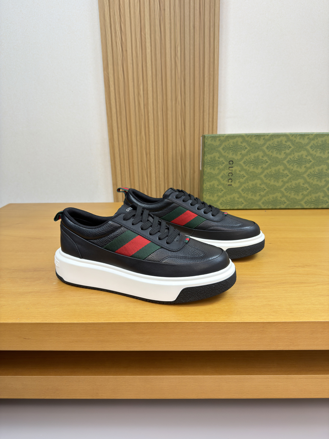 NO:744858,[Gucci] Gucci - High-end quality original casual sports shoes - Upper Nappa calfskin, pebbled calfskin, shoe body. Heel. Brand webbing, tongue. Brand logo cloth label - Brand canvas lining, feet; water-dyed cowhide - Outsole ultra-light TPU foam rubber; two-color molded outsole - Ultra-high quality control, fine workmanship highlighted (high-end, luxury, grade) -Size  38-44 (45, can be customized)·GC0157,,gucci,gucci,sneakers,cowhide19860909【Gucci】古驰 -高端品质 原单·休闲运动鞋 -鞋面纳帕小牛皮、荔纹小牛皮、鞋身.后跟.品牌织带、鞋舌.品牌logo布标 -内里品牌帆布,垫脚；水染牛皮 -大底超轻TPU发泡·橡胶；双色成型大底 -超高品控·做工精细凸显(高端·贵气·档次) -Size 38-44（45,可订做)·GC0157,,gucci,gucci,sneakers,cowhide,Men's shoes