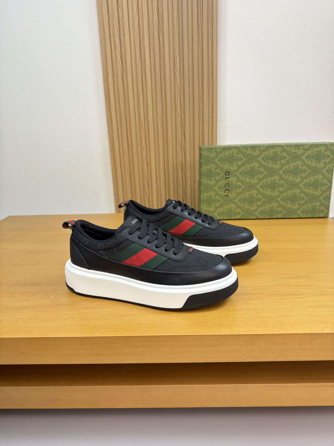 NO:744791,[Gucci] Gucci - High-end quality original casual sports shoes - Nappa calfskin upper, brand totem cloth, shoe body, heel, brand webbing, tongue, brand logo cloth label - Brand canvas lining, foot pads; water-dyed cowhide - Outsole ultra-light TPU foam rubber; two-color molded outsole - Ultra-high quality control, fine workmanship highlighted (high-end, luxury, grade) -Size  38-44 (45, can be customized)·GC0157,,gucci,gucci,sneakers,cowhide19860909【Gucci】古驰 -高端品质 原单·休闲运动鞋 -鞋面纳帕小牛皮、品牌图腾布匹、鞋身.后跟.品牌织带、鞋舌.品牌logo布标 -内里品牌帆布,垫脚；水染牛皮 -大底超轻TPU发泡·橡胶；双色成型大底 -超高品控·做工精细凸显(高端·贵气·档次) -Size 38-44（45,可订做)·GC0157,,gucci,gucci,sneakers,cowhide,Men's shoes