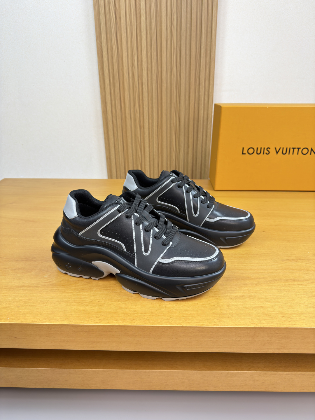 NO:744993,[Louis Vuitton] Louis Vuitton - high-end quality original casual sports shoes - upper Nappa calfskin, shoe body sewn with brand totem plastic module, tongue. Brand plastic Logo module - lining brand canvas - outsole ultra-light TPU foam rubber; two-color molded outsole - ultra-high quality control, fine workmanship highlighted (high-end, luxury, grade) -Size  39-44 (38, 45, 46, can be customized)·L0126,,louis vuitton,louis vuitton,sneakers,cowhide19860909【Louis Vuitton】路易威登 -高端品质 原单·休闲运动鞋 -鞋面纳帕小牛皮、鞋身车缝品牌图腾塑胶模块、鞋舌.品牌塑胶Logo模块 -内里品牌帆布 -大底超轻TPU发泡·橡胶; 双色成型大底 -超高品控·做工精细凸显(高端·贵气·档次) -Size 39-44（38,45,46,可订做)·L0126,,louis vuitton,louis vuitton,sneakers,cowhide,Men's shoes
