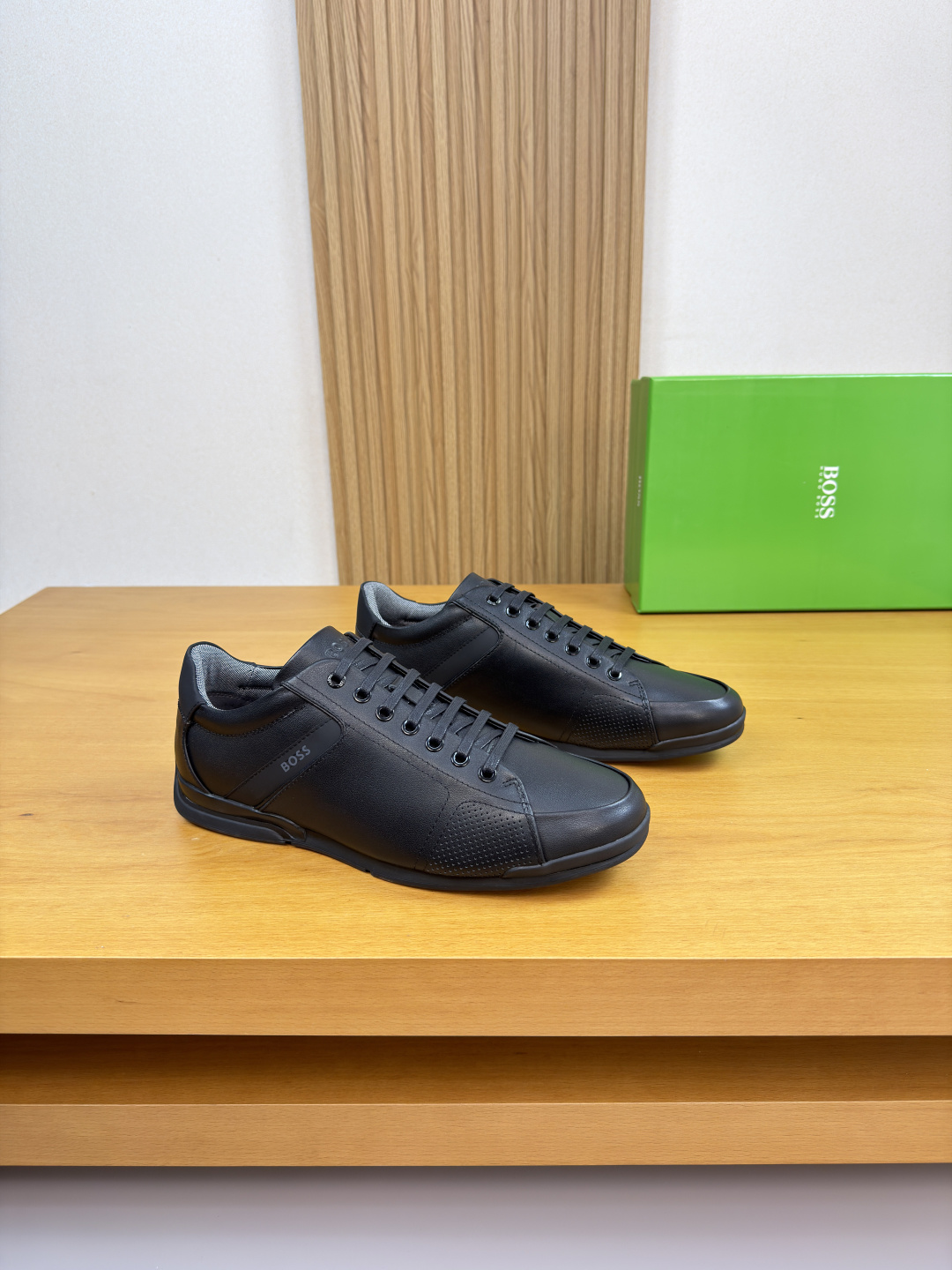 NO:744996,[Boss] Boss - high-end quality original casual sports shoes - imported nappa calfskin upper, shoe body, tongue, air pressure brand logo - brand canvas lining, feet; water-dyed cowhide - outsole ultra-light TPU foam rubber; two-color molded outsole - ultra-high quality control, fine workmanship highlighted (high-end, luxury, grade) -Size  39-44 (38, 45, 46, can be customized)·BS9996,,sneakers,cowhide19860909【 Boss】博思 -高端品质 原单·休闲运动鞋 -鞋面进口纳帕小牛皮、鞋身.鞋舌.空压品牌Logo -内里品牌帆布,垫脚；水染牛皮 -大底超轻TPU发泡·橡胶；双色成型大底 -超高品控·做工精细凸显(高端·贵气·档次) -Size 39-44（38,45,46,可订做)·BS9996,,sneakers,cowhide,Men's shoes
